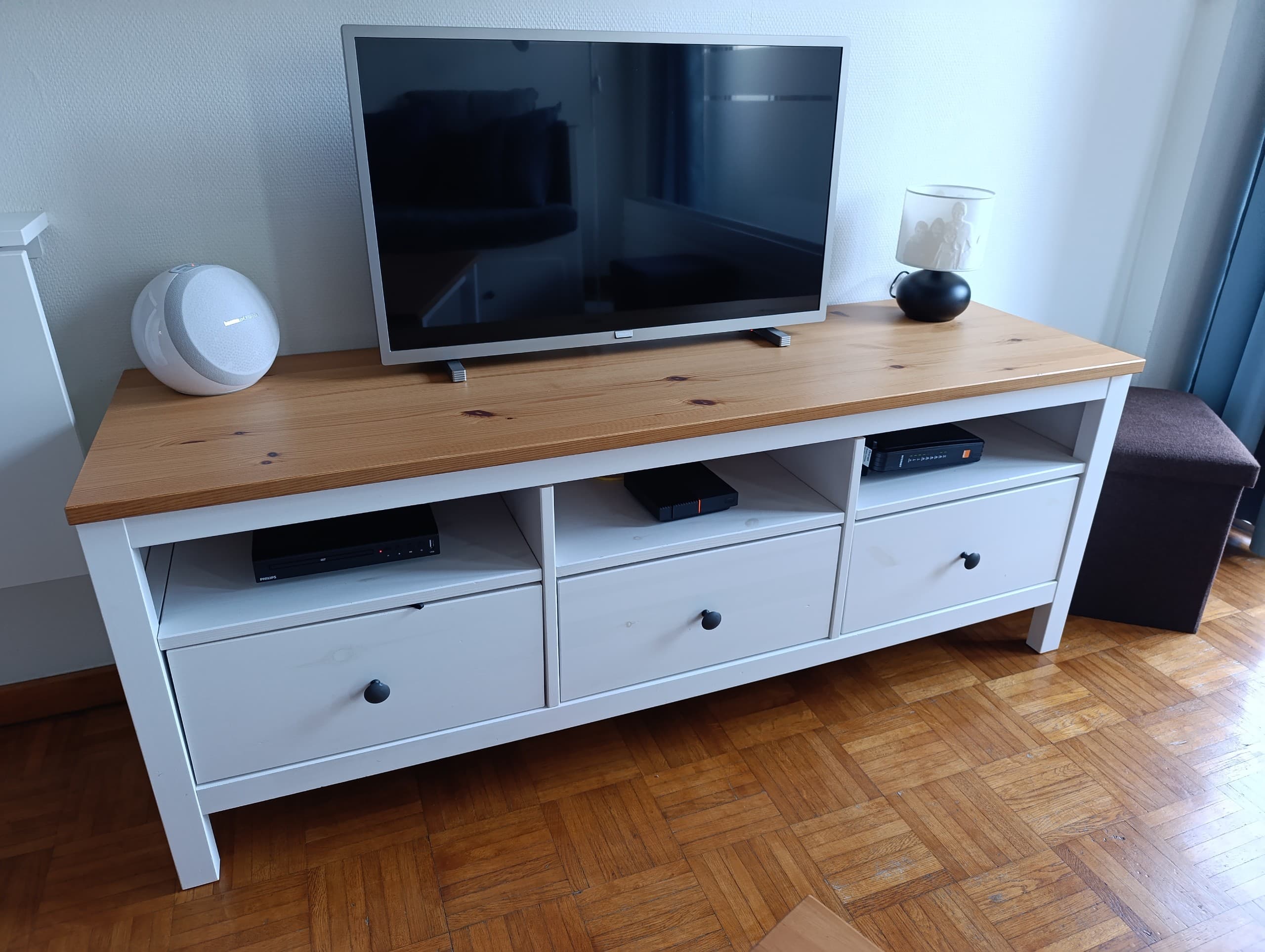 HEMNES Banc TV, teinté blanc, brun clair, 148x47x57 cm
