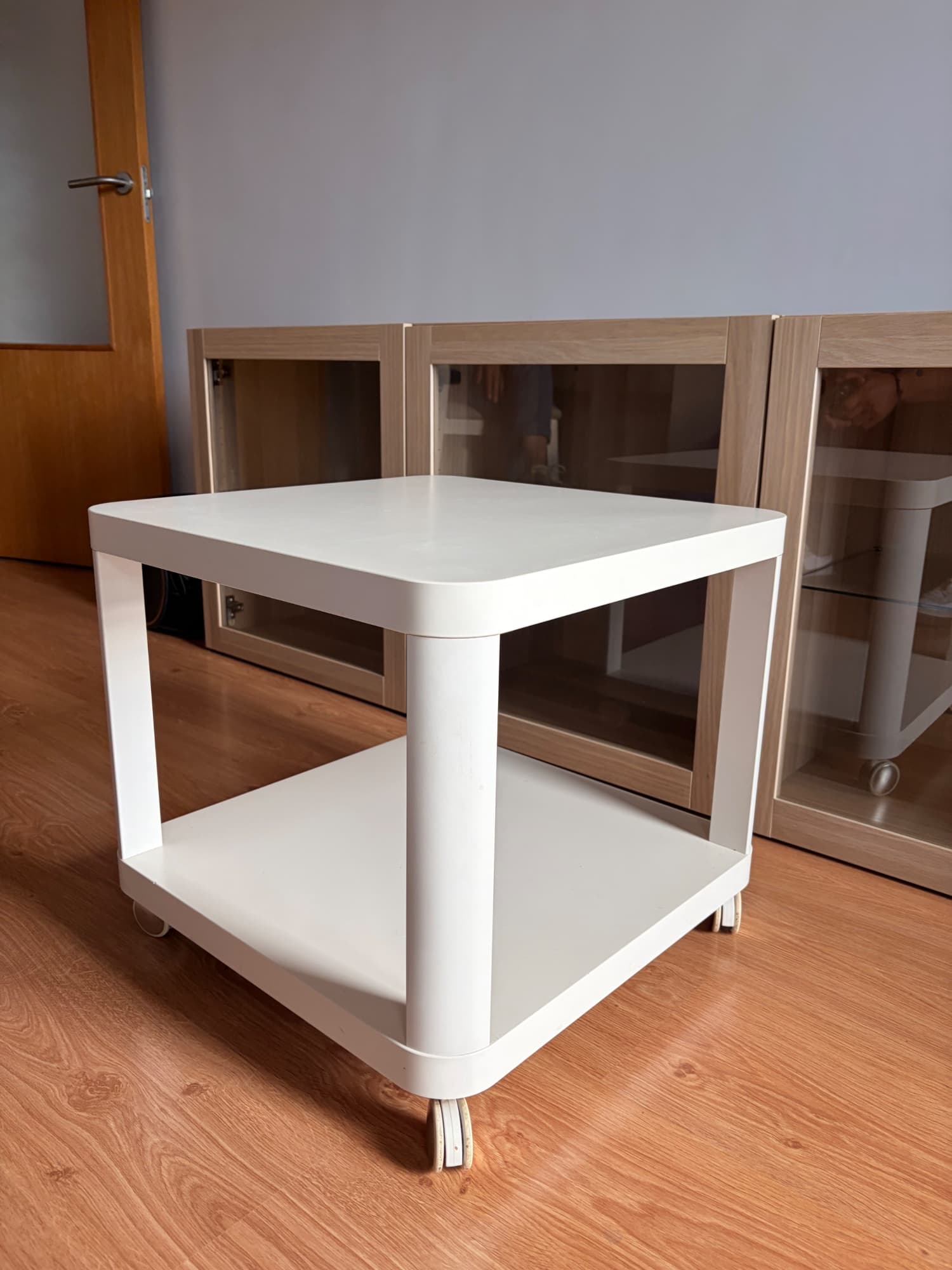 TINGBY mesa auxiliar con rodas, branco, 50x50 cm