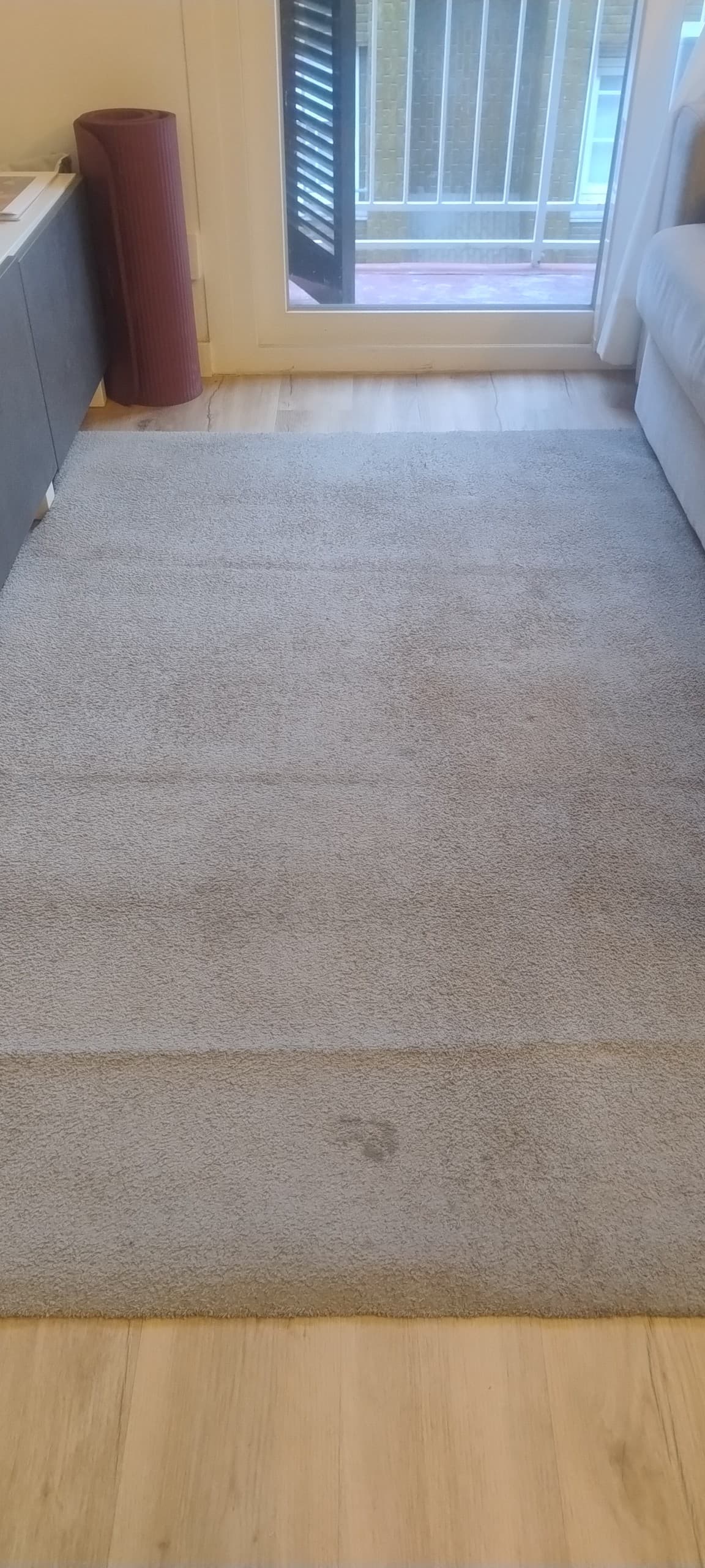 KNARDRUP alfombra, pelo curto, gris claro, 133x195 cm