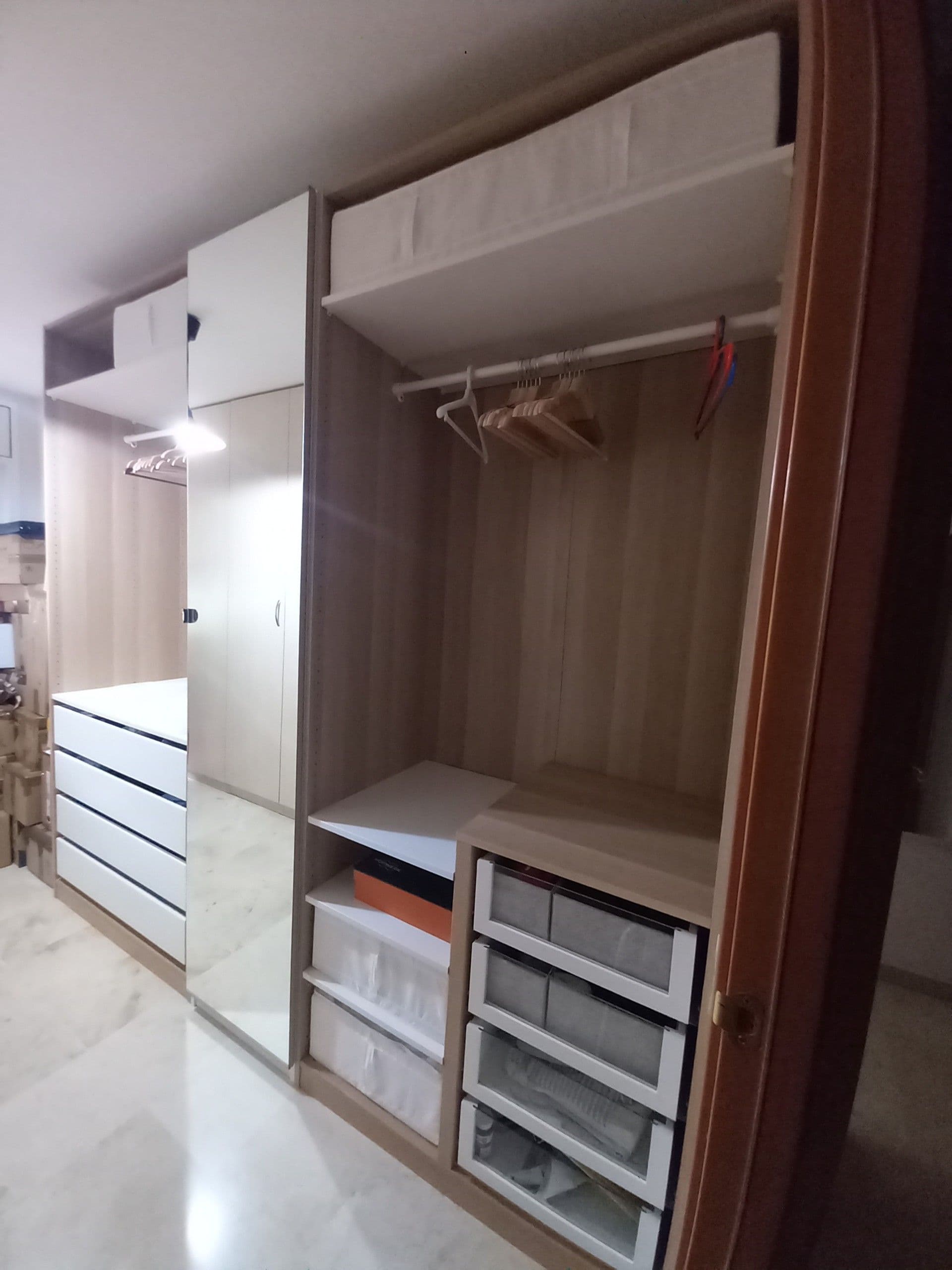 Vestidores y armarios PAX sin puertas