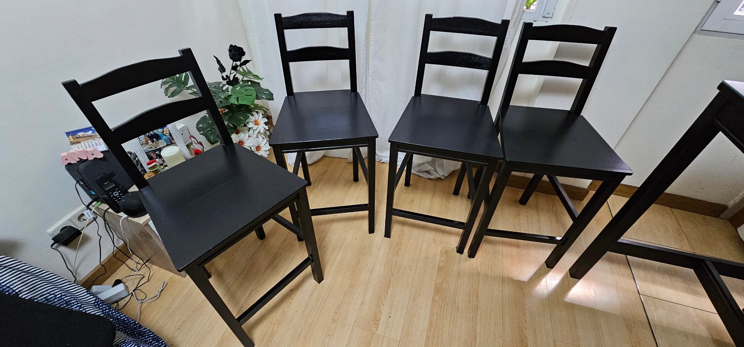 HÄGERNÄS barra y 4 taburetes, tinte negro pino