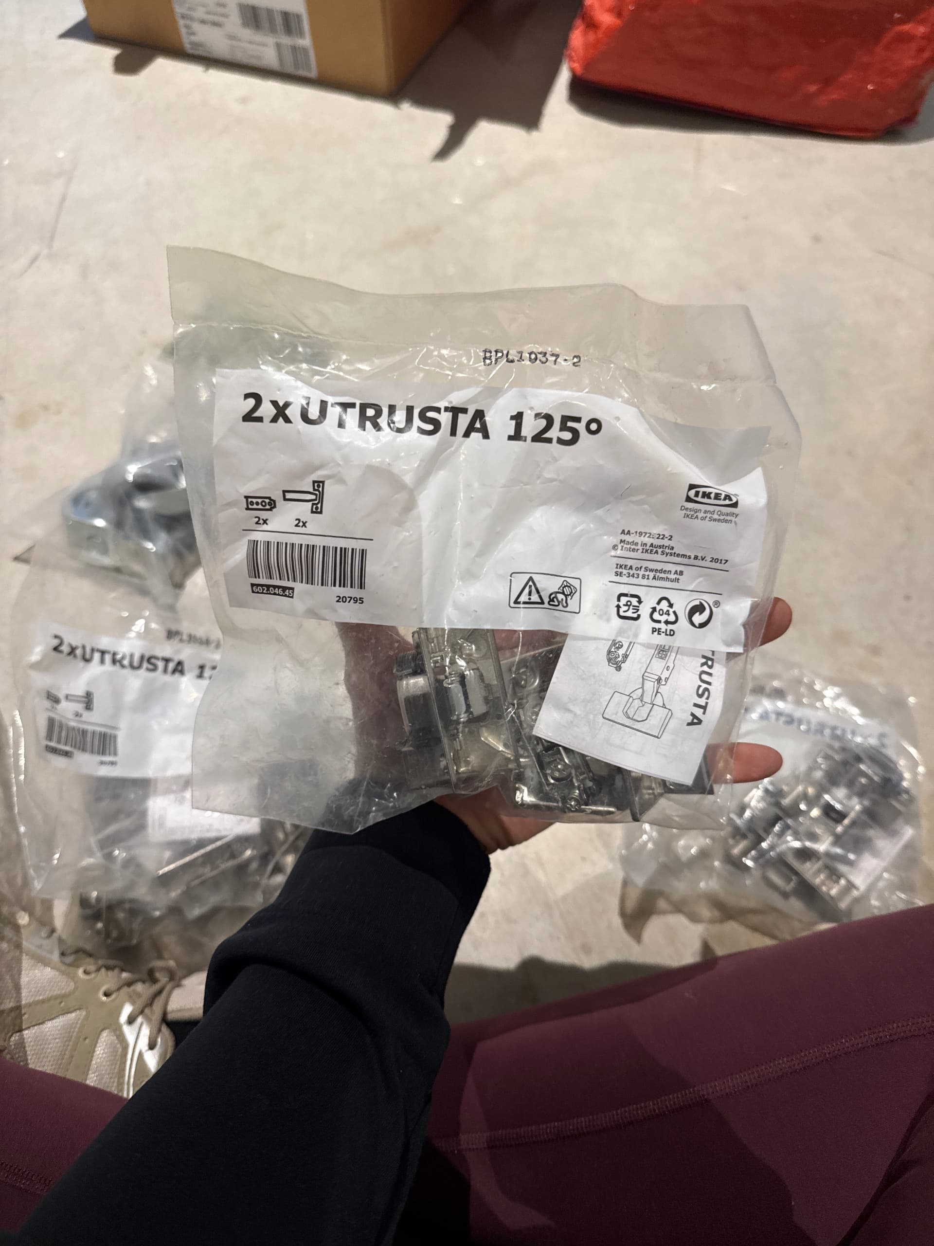 UTRUSTA 125 hinge w b-in damper for kitchen, 153 °