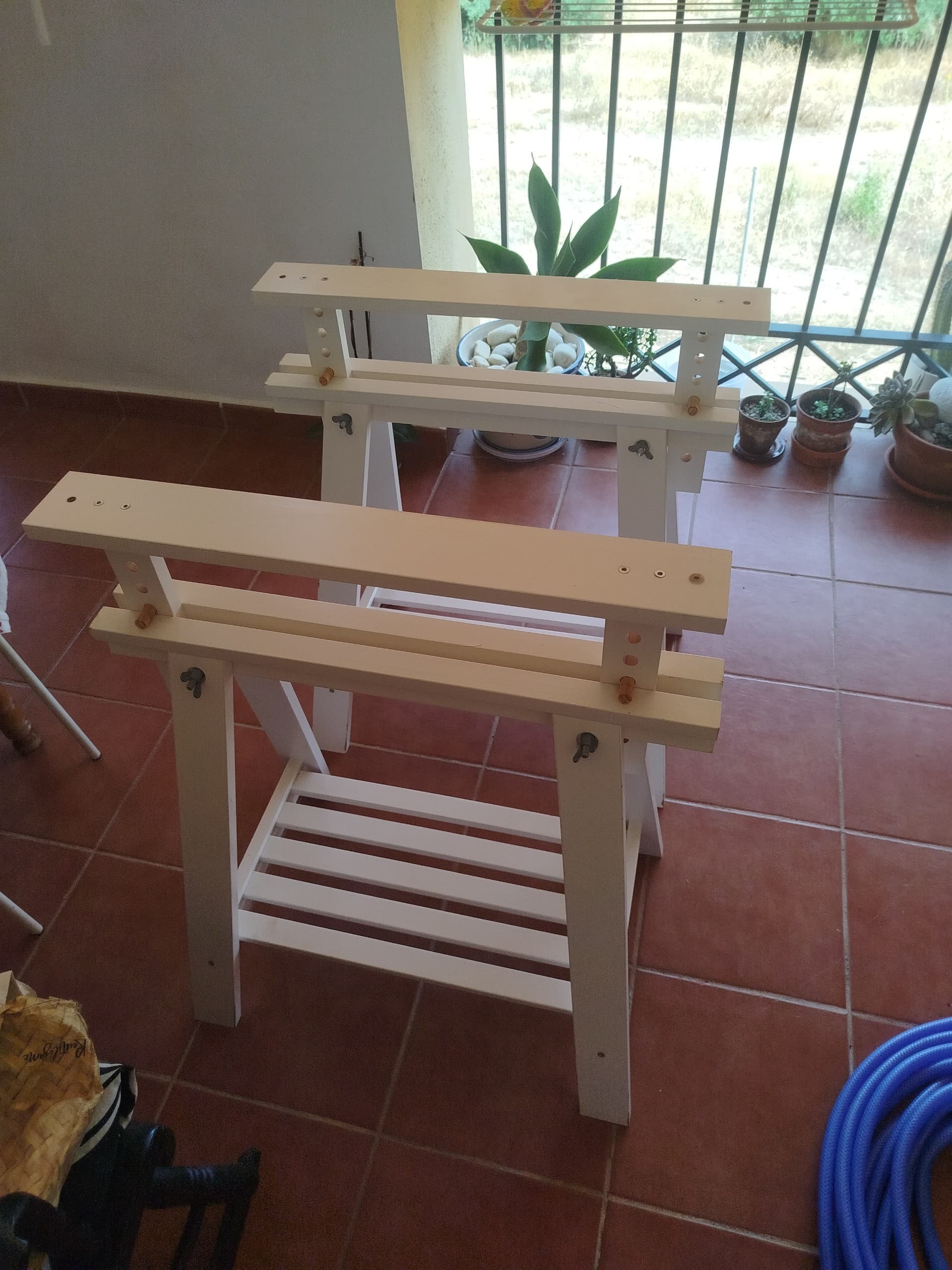 MITTBACK caballete, blanco madera maciza, 58x70/93 cm