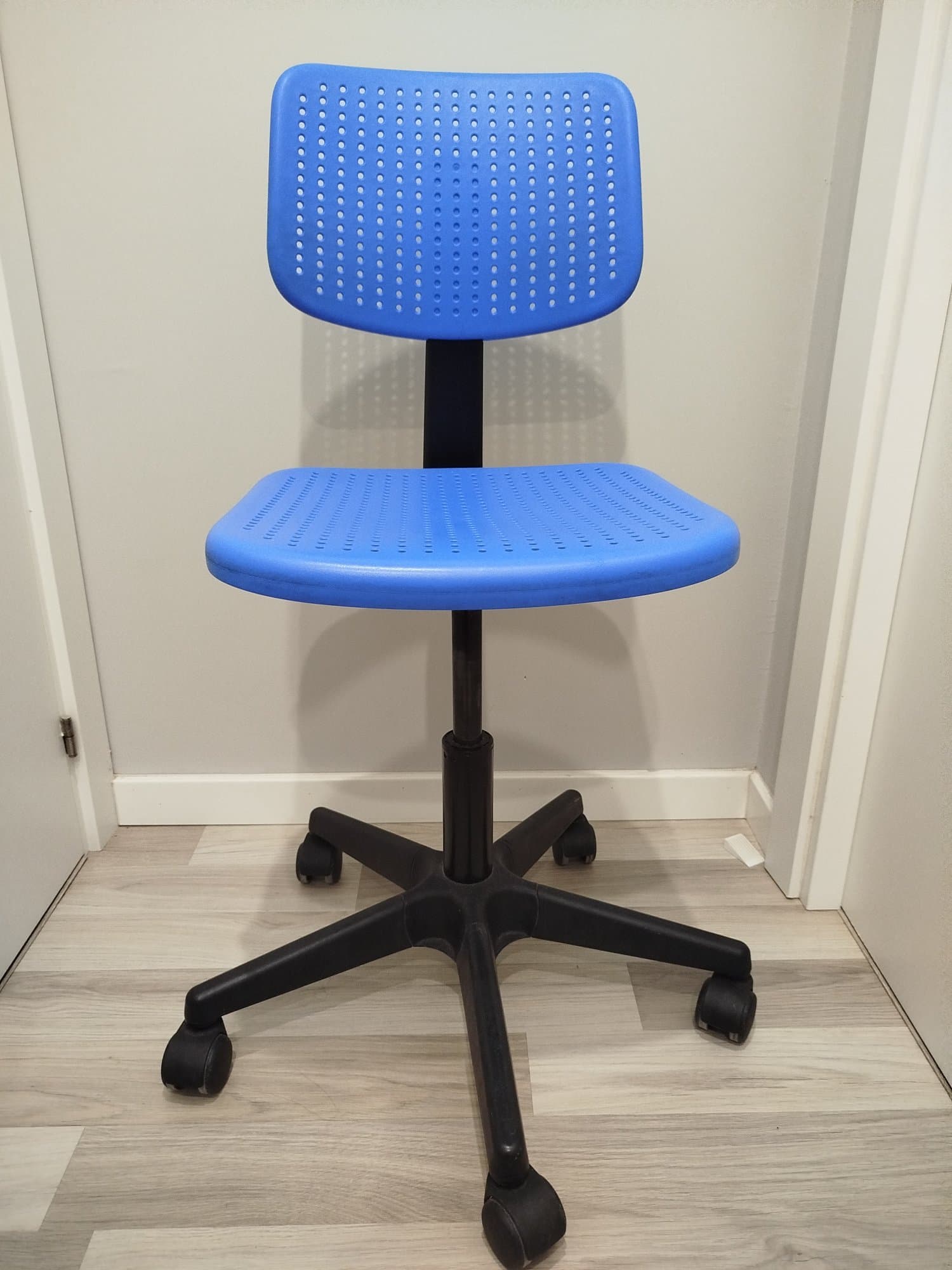 ALRIK (15€) cadeira xiratoria, azul