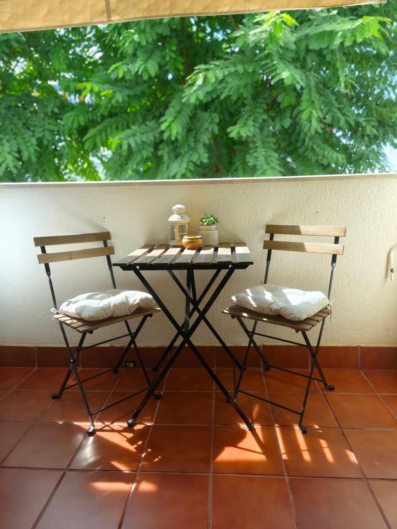 TÄRNÖ mesa+2cad ext, tintura negro/marrón claro pregable/pregable Kuddarna beixe cincento claro, 55x54 cm