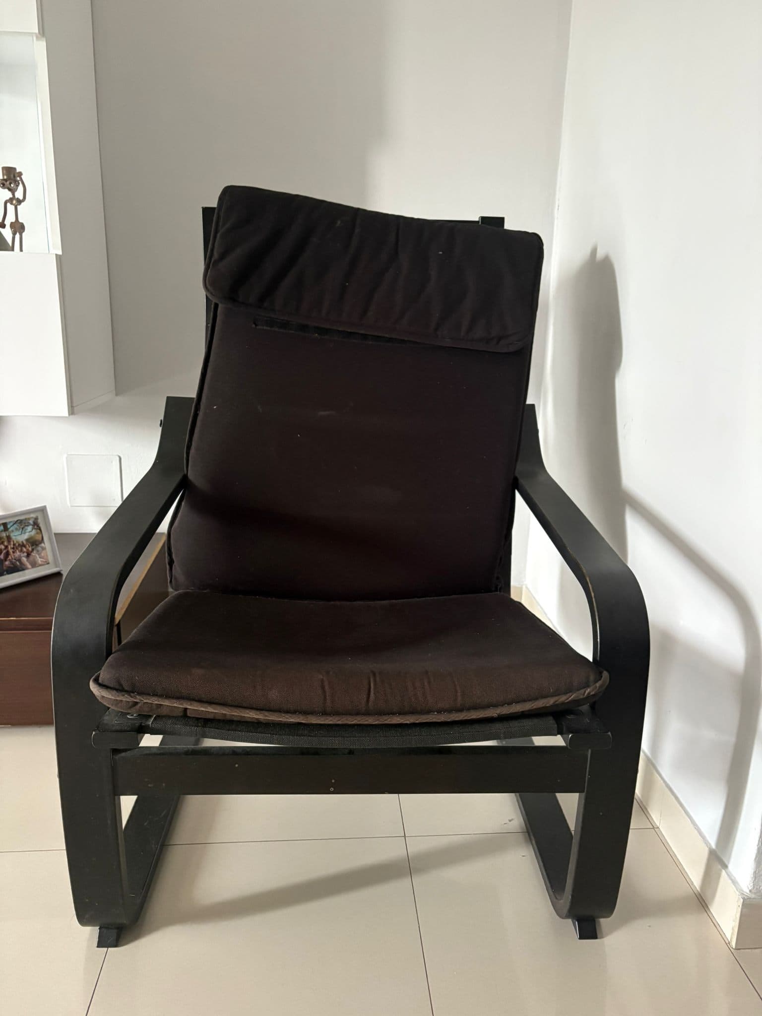 POÄNG mecedora, negro-marrón/Knisa negro