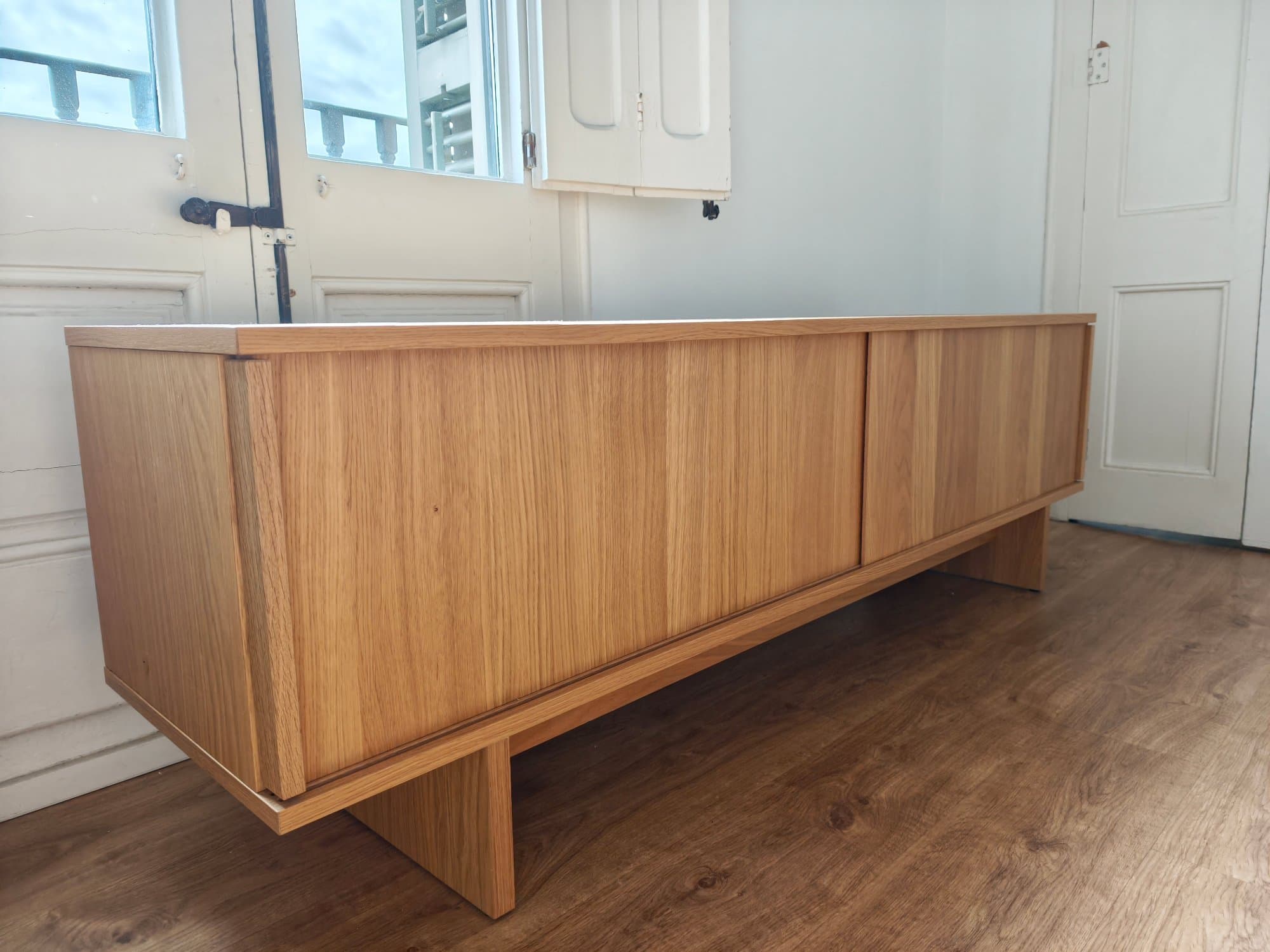 STOCKHOLM 2025 moble TV portas corredizas, chapa carballo, 179x42x56 cm