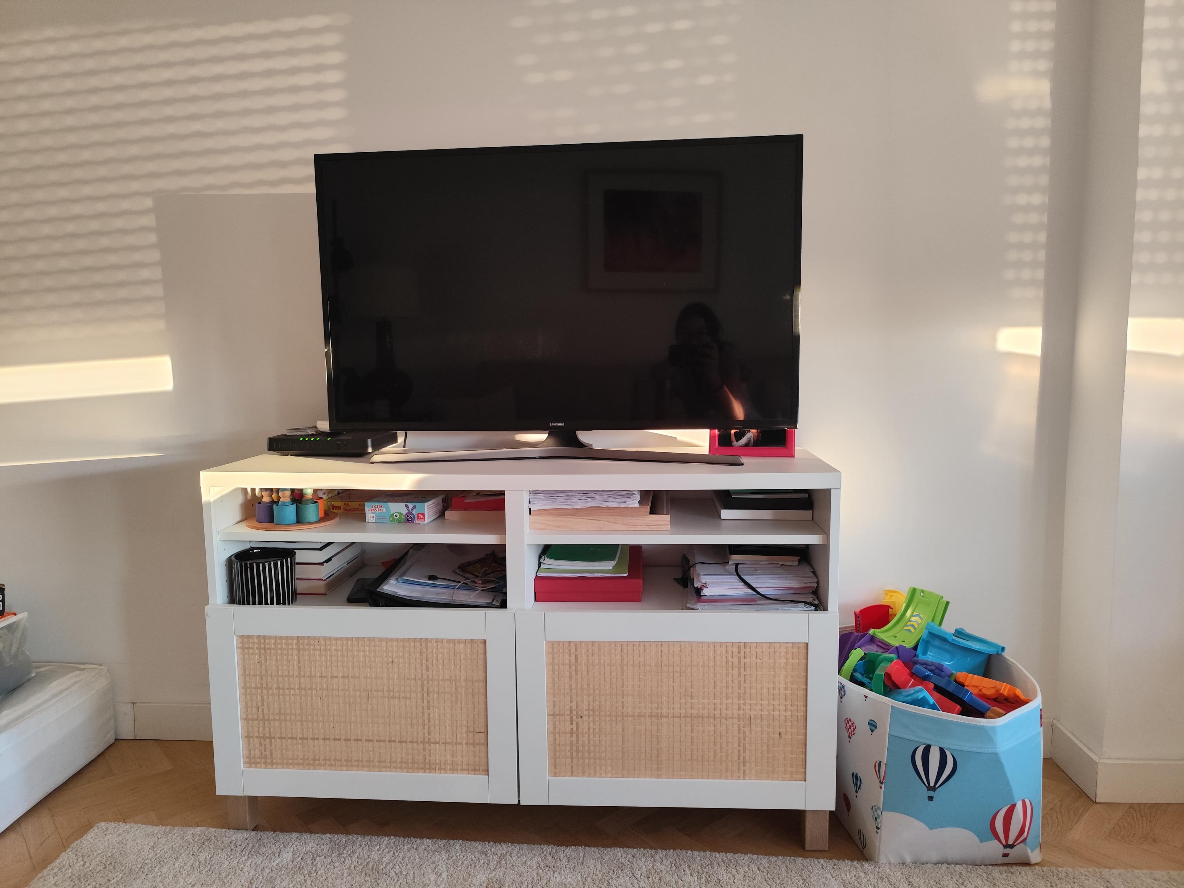 BESTÅ mueble TV con puertas, blanco/Studsviken/Stubbarp blanco, 120x42x74 cm