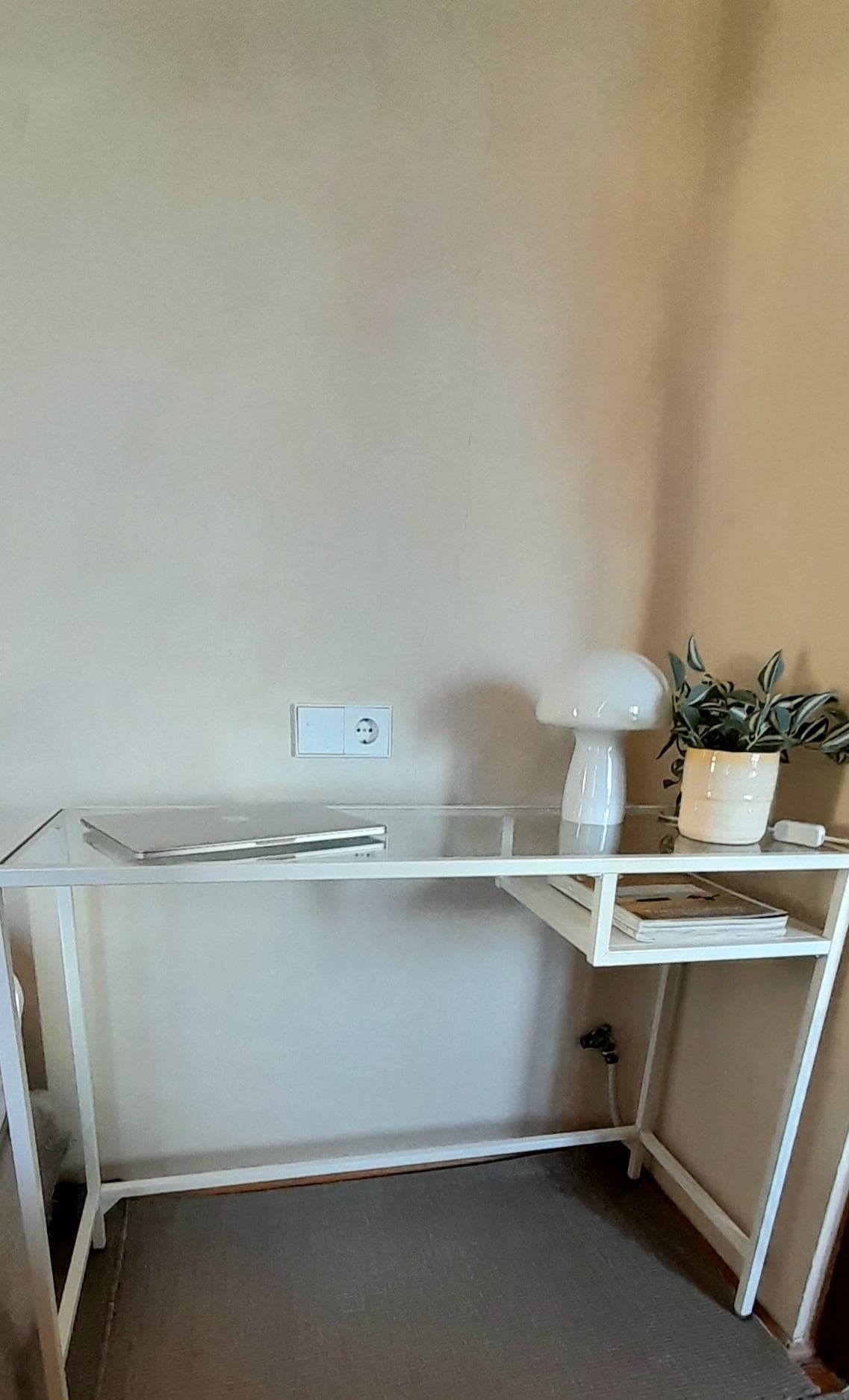 VITTSJÖ mesa para portátil, blanco/vidrio, 100x36 cm