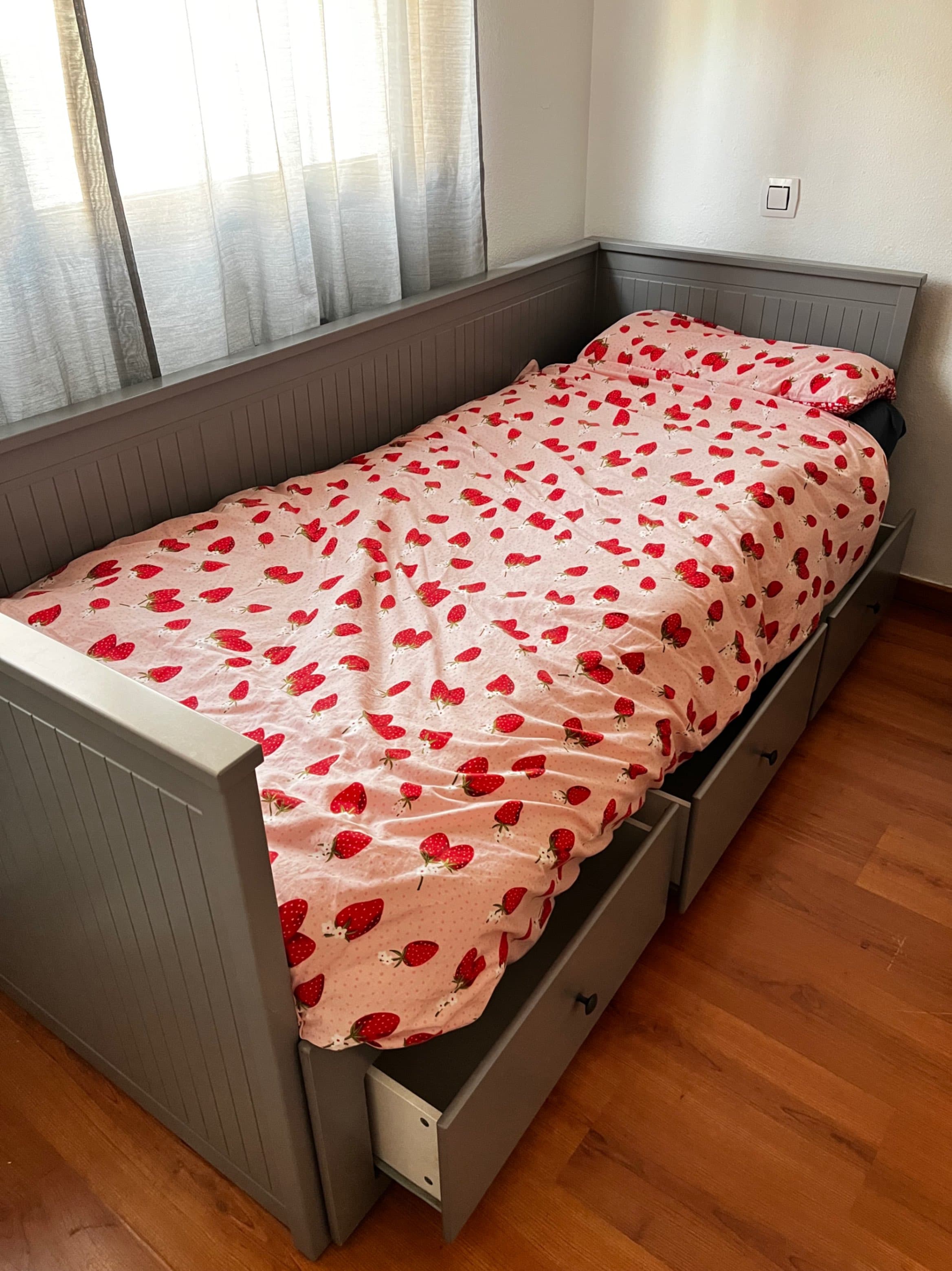 HEMNES 3 tiraderadun diban-egitura, grisa, 80x200 cm