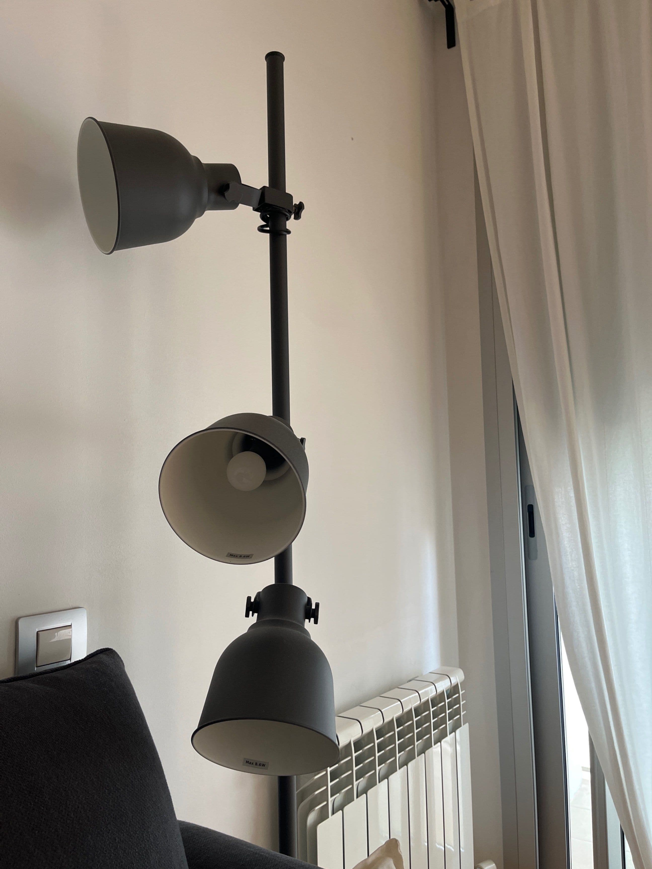 HEKTAR zutikako lanpara+3 foku, gris iluna