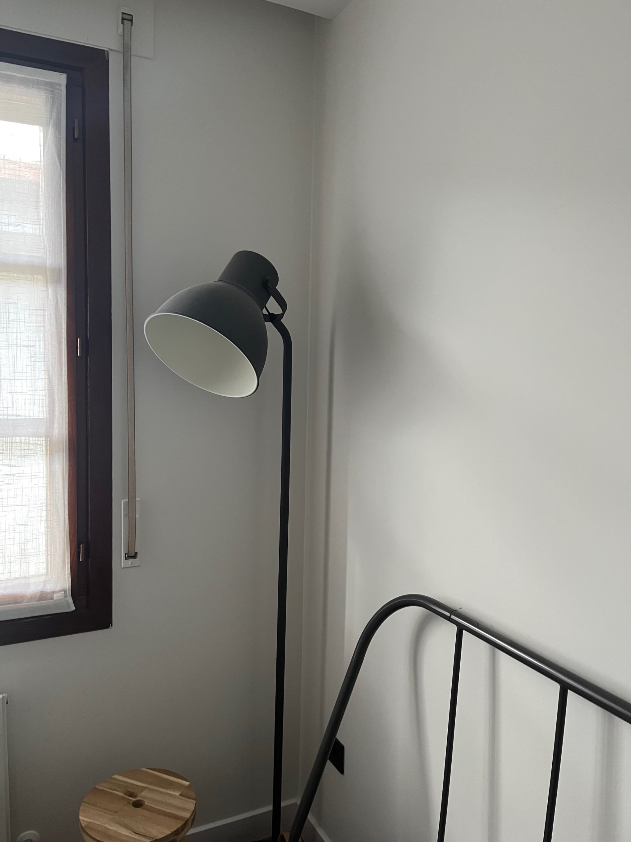 HEKTAR Lámpara de pie, gris oscuro