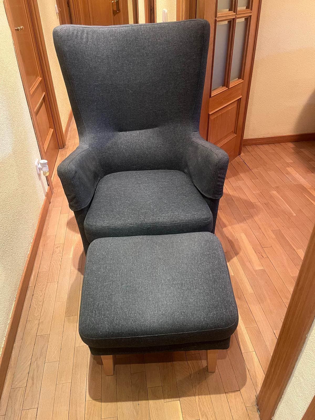 OMTÄNKSAM sillón y reposapiés, Gunnared gris oscuro