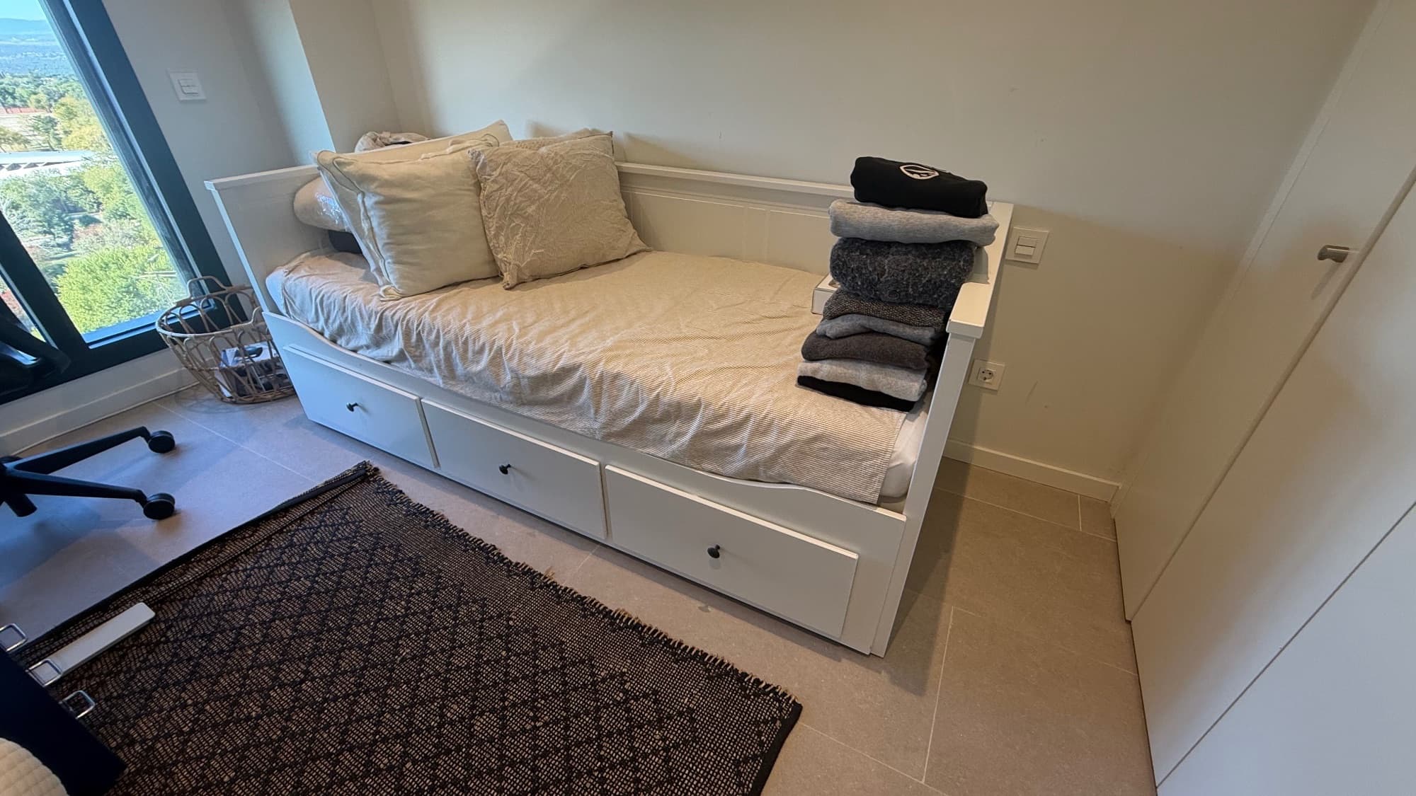HEMNES day-bed w 3 drawers/2 mattresses, white/Åsvang firm