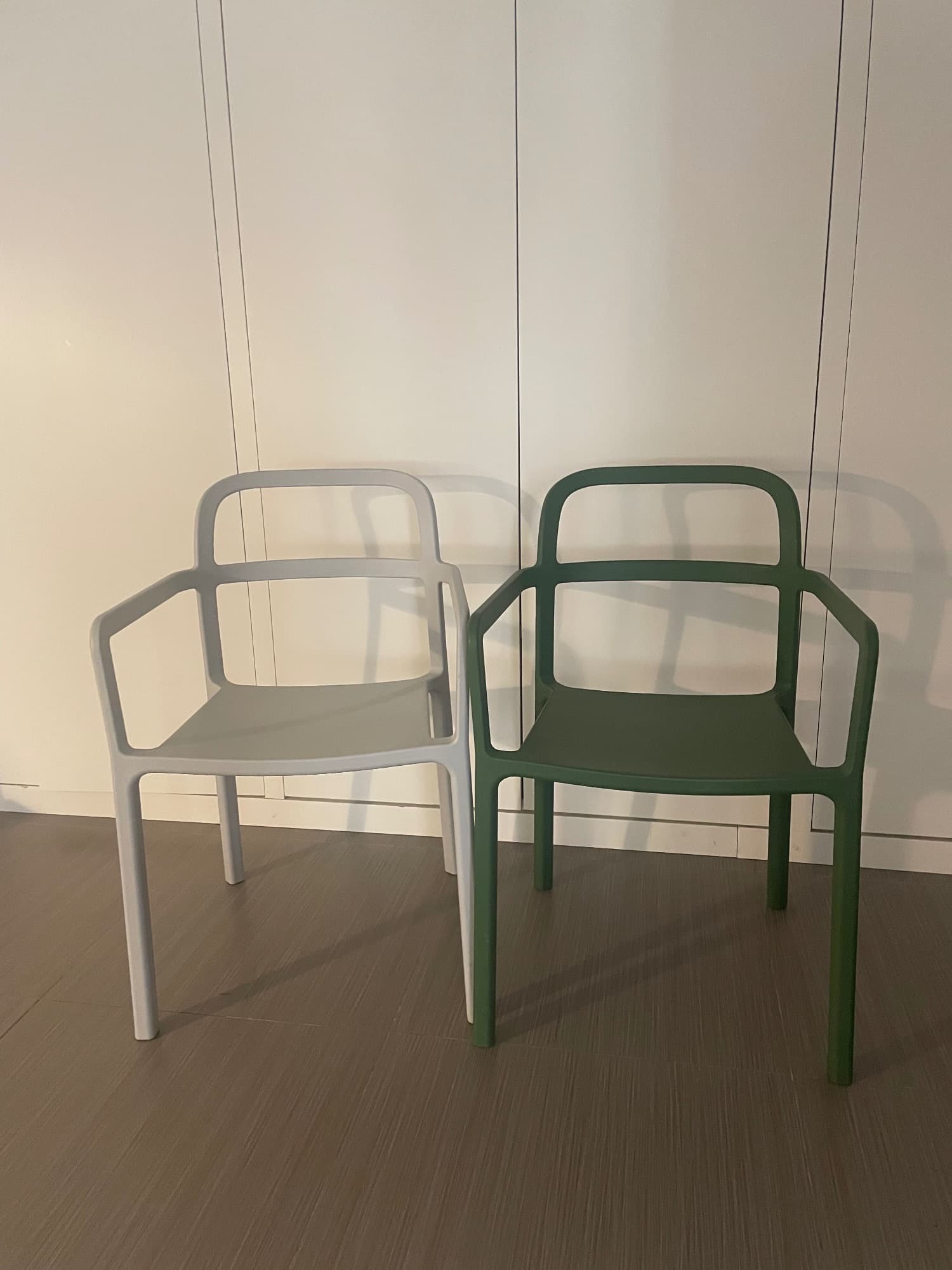 SILLAS YPPERLIG cadira amb braços, int/ext, gris clar