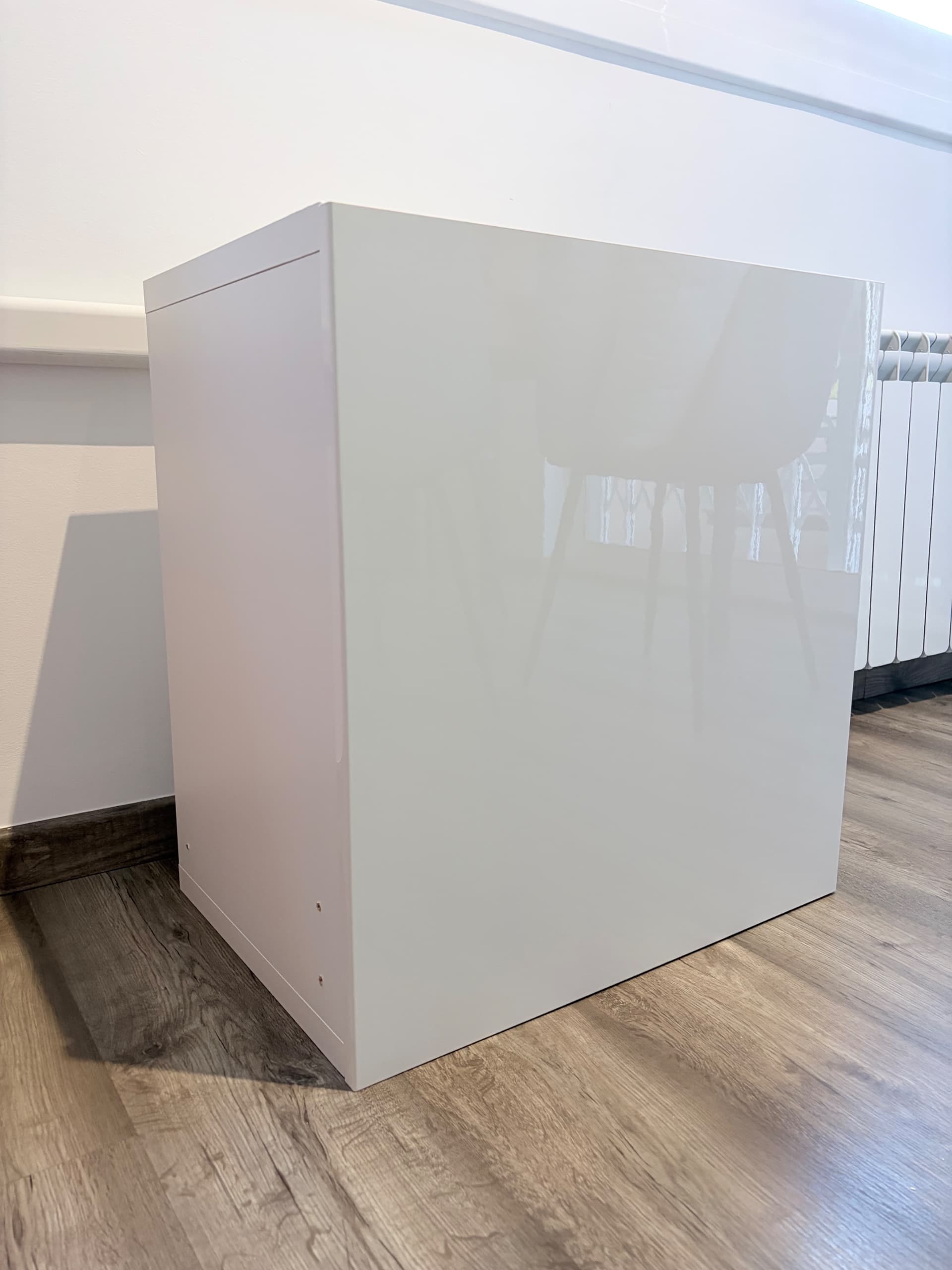 BESTÅ prestatgeria amb porta, blanc/Selsviken alta lluentor/blanc, 60x42x64 cm