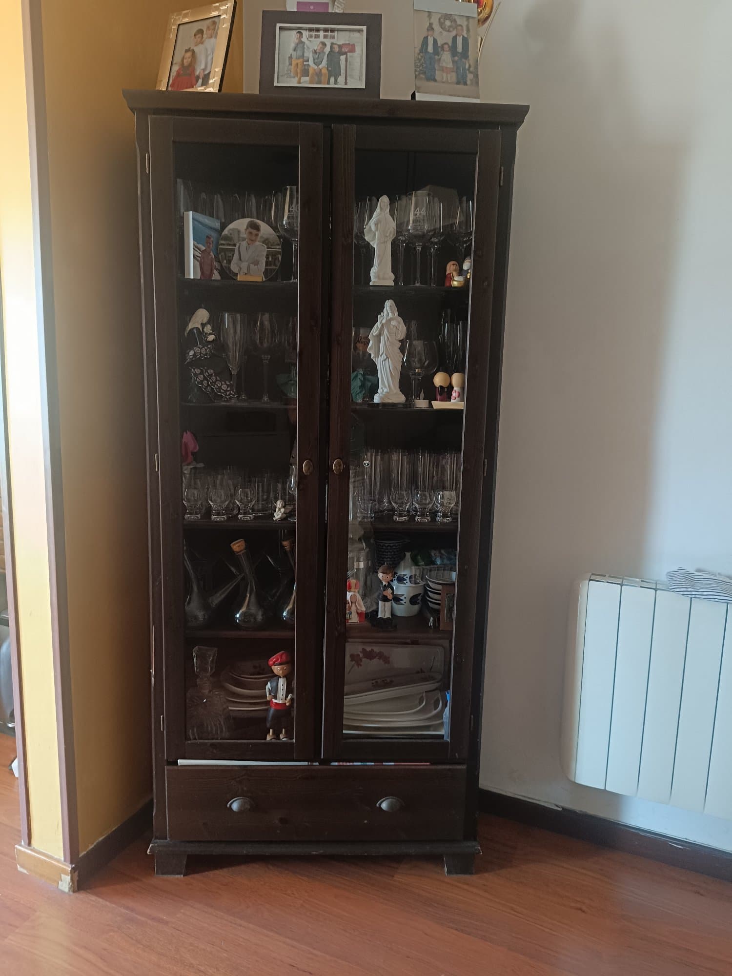 MARKÖR vitrina, marró fosc