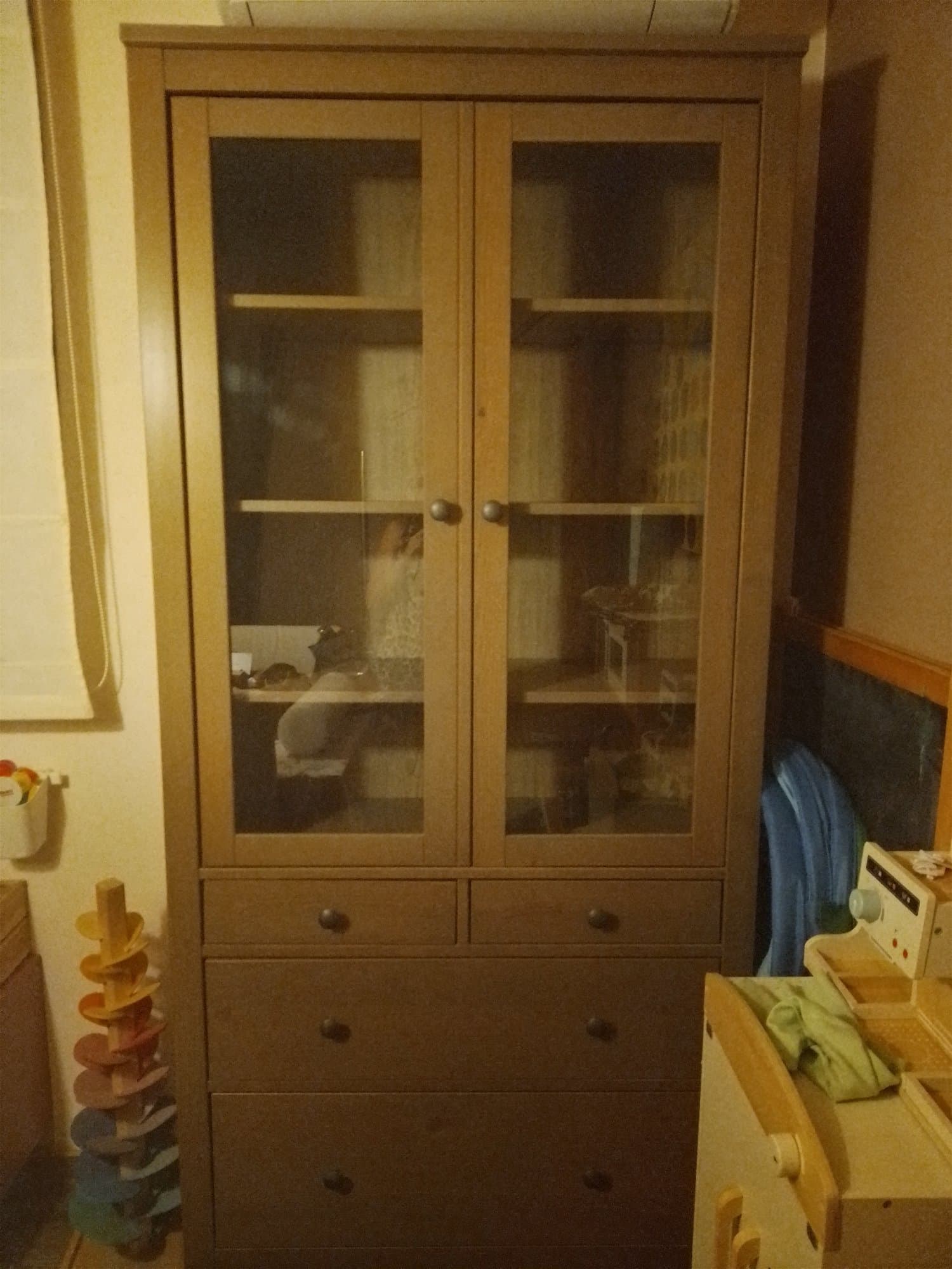 HEMNES 100€ Vitrina con caixóns, marrón agrisado