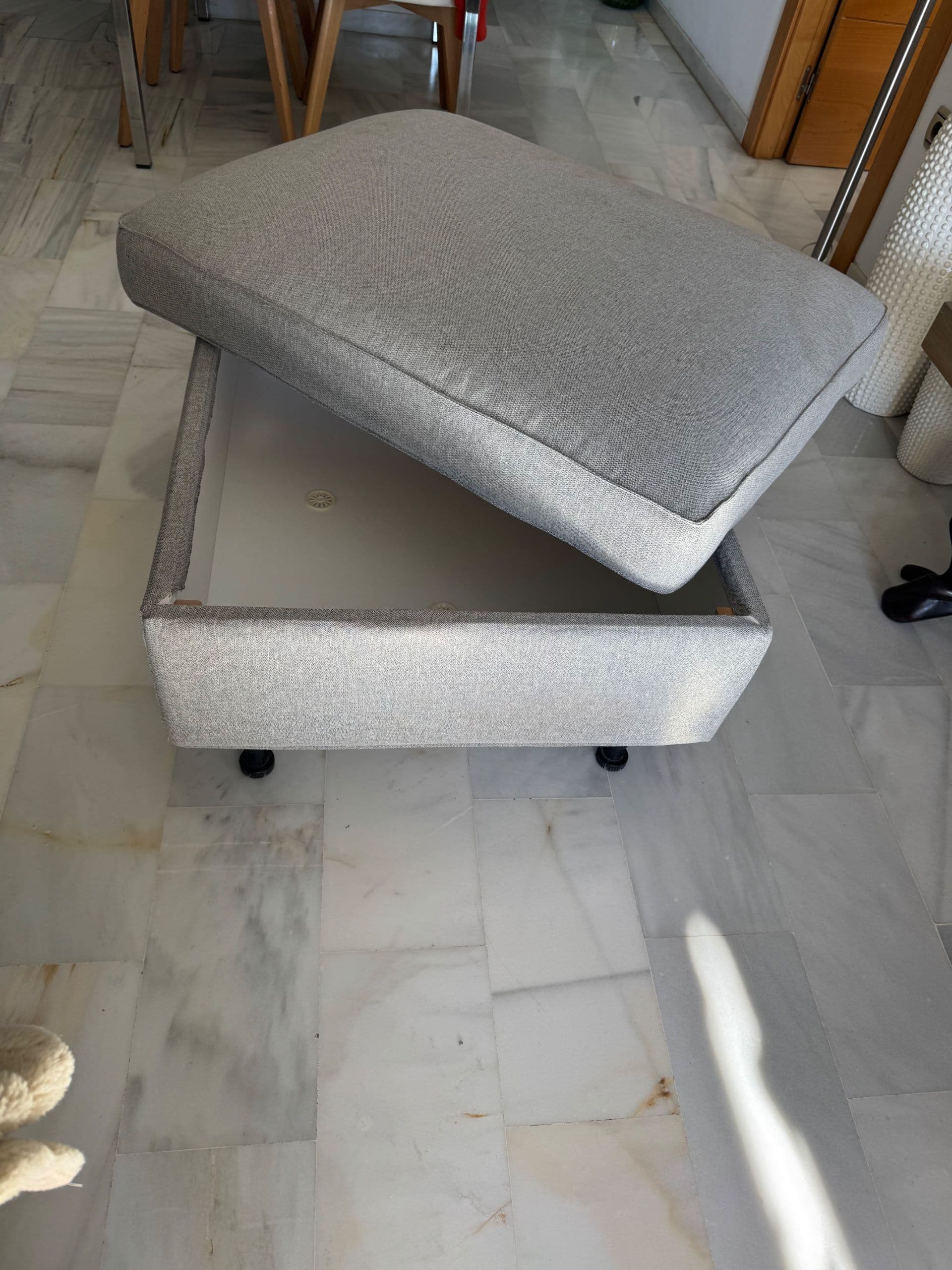 KIVIK repousapés con almacenaxe, Tibbleby beixe/gris