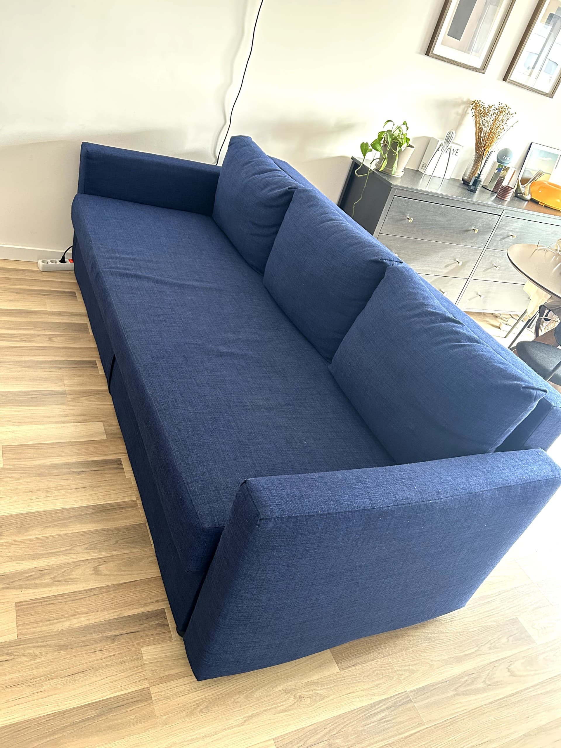 FRIHETEN sofá cama 3 prazas, Faringe marrón alaranxado