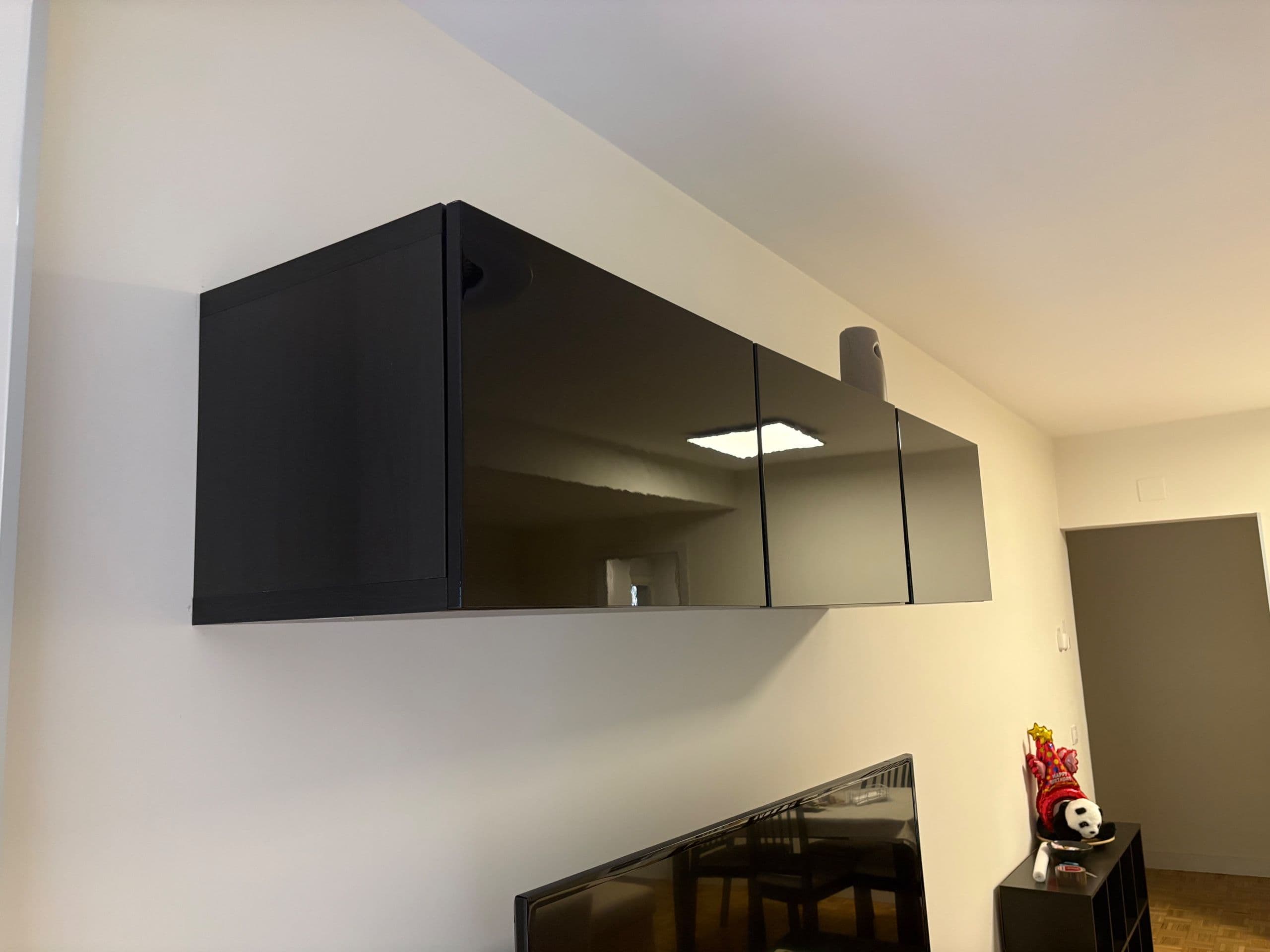 BESTÅ moble de TV+portes, negre-marró/Selsviken alta lluentor/negre, 180x42x38 cm