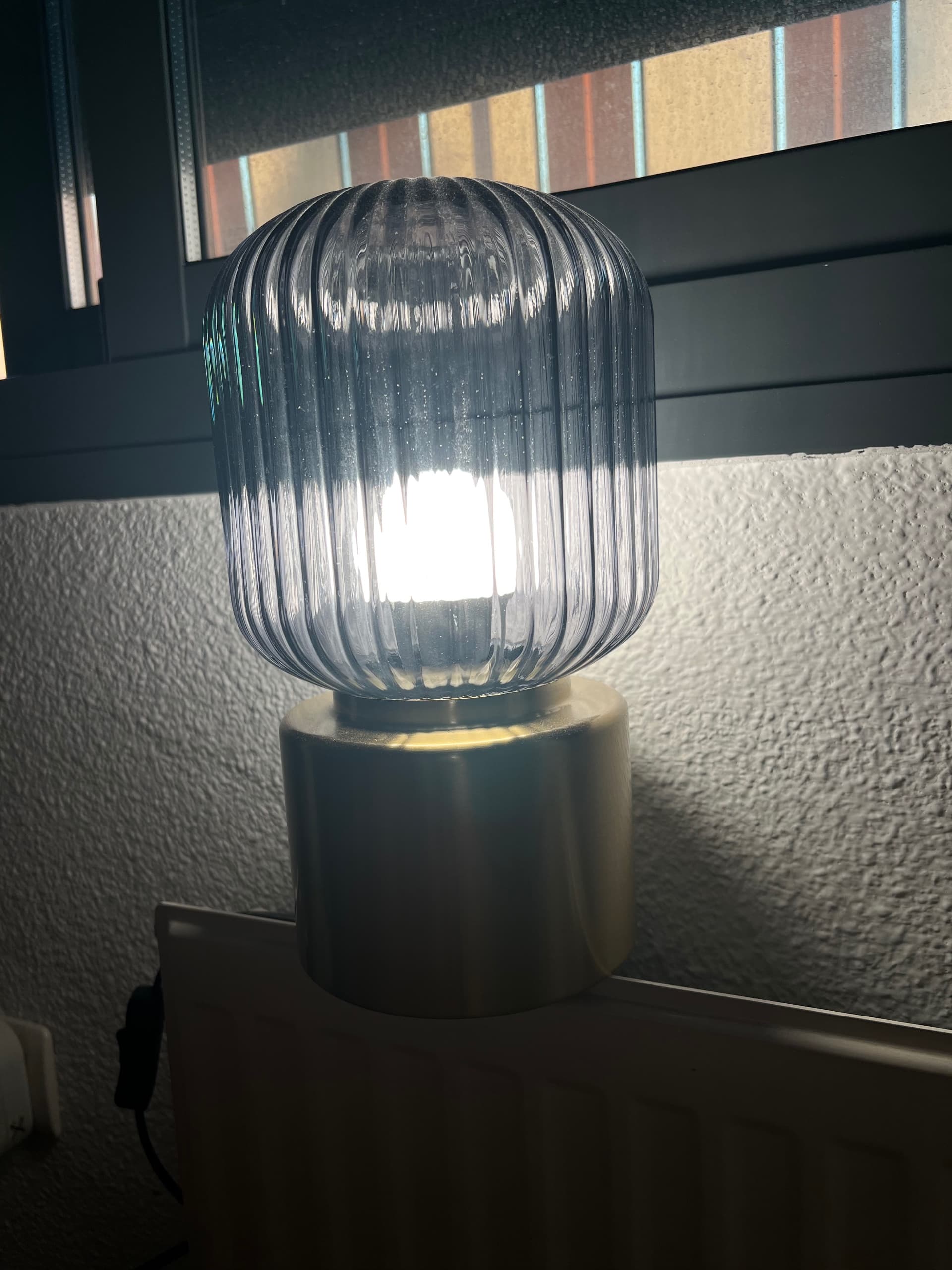 SOLKLINT llum de taula, llautó/vidre transparent gris, 28 cm