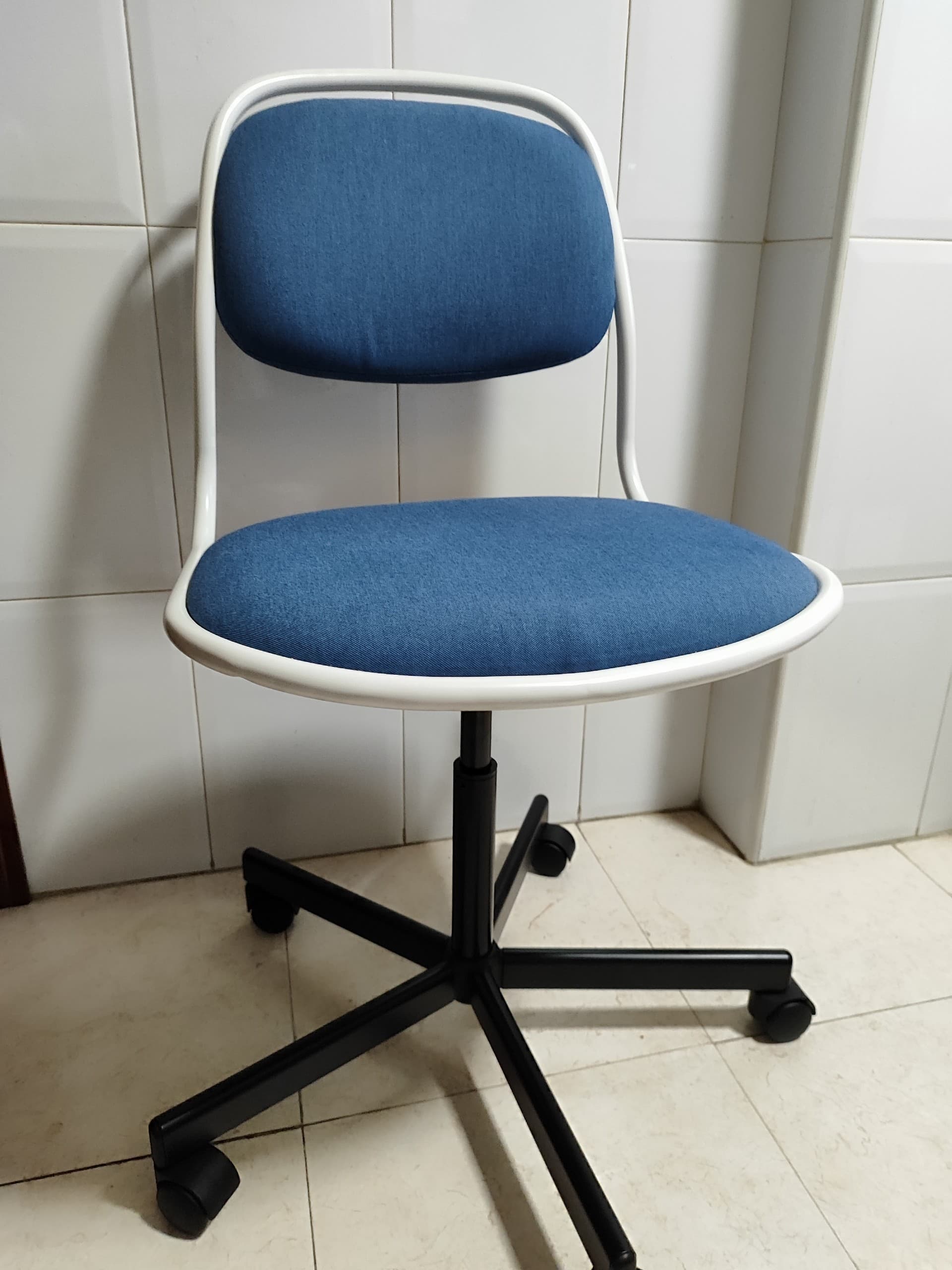 ÖRFJÄLL cadeira xiratoria, branco/Vissle azul escuro