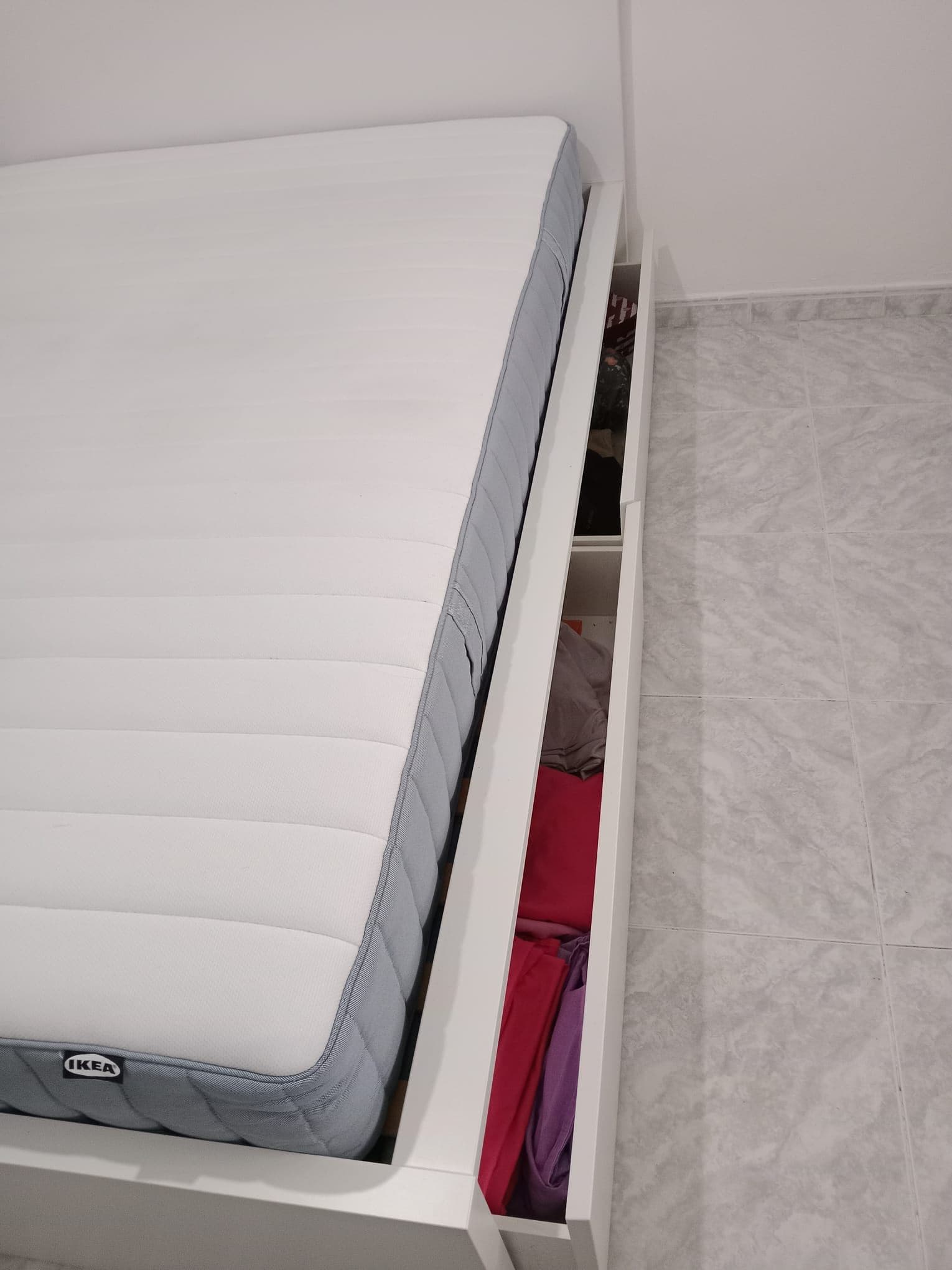 MALM estrutura de cama con 4 caixóns, branco/Luröy, 140x200 cm