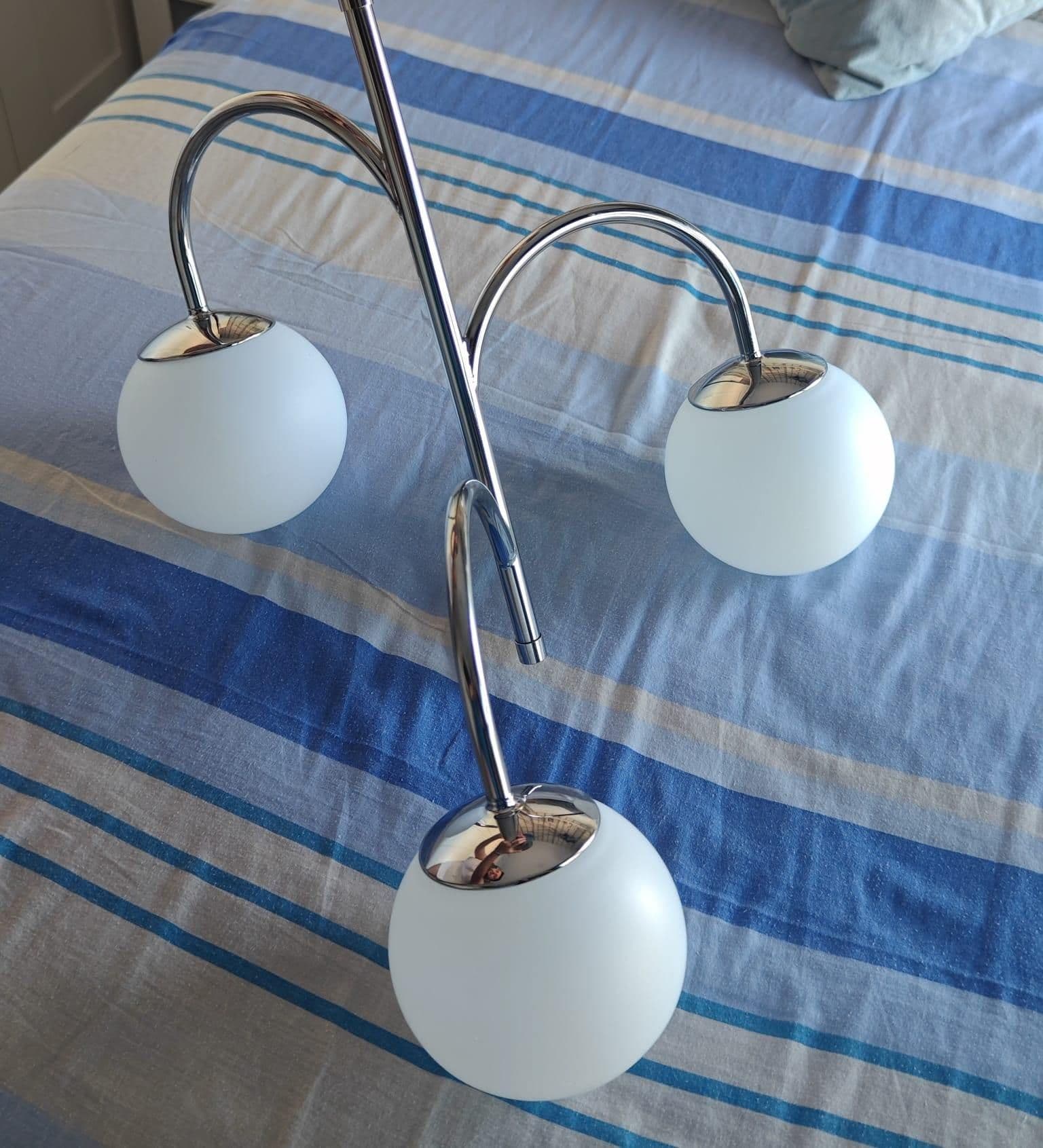 SIMRISHAMN sabaiko lanpara eta 3 beso, kromatua/opalo zuria beira, 55 cm
