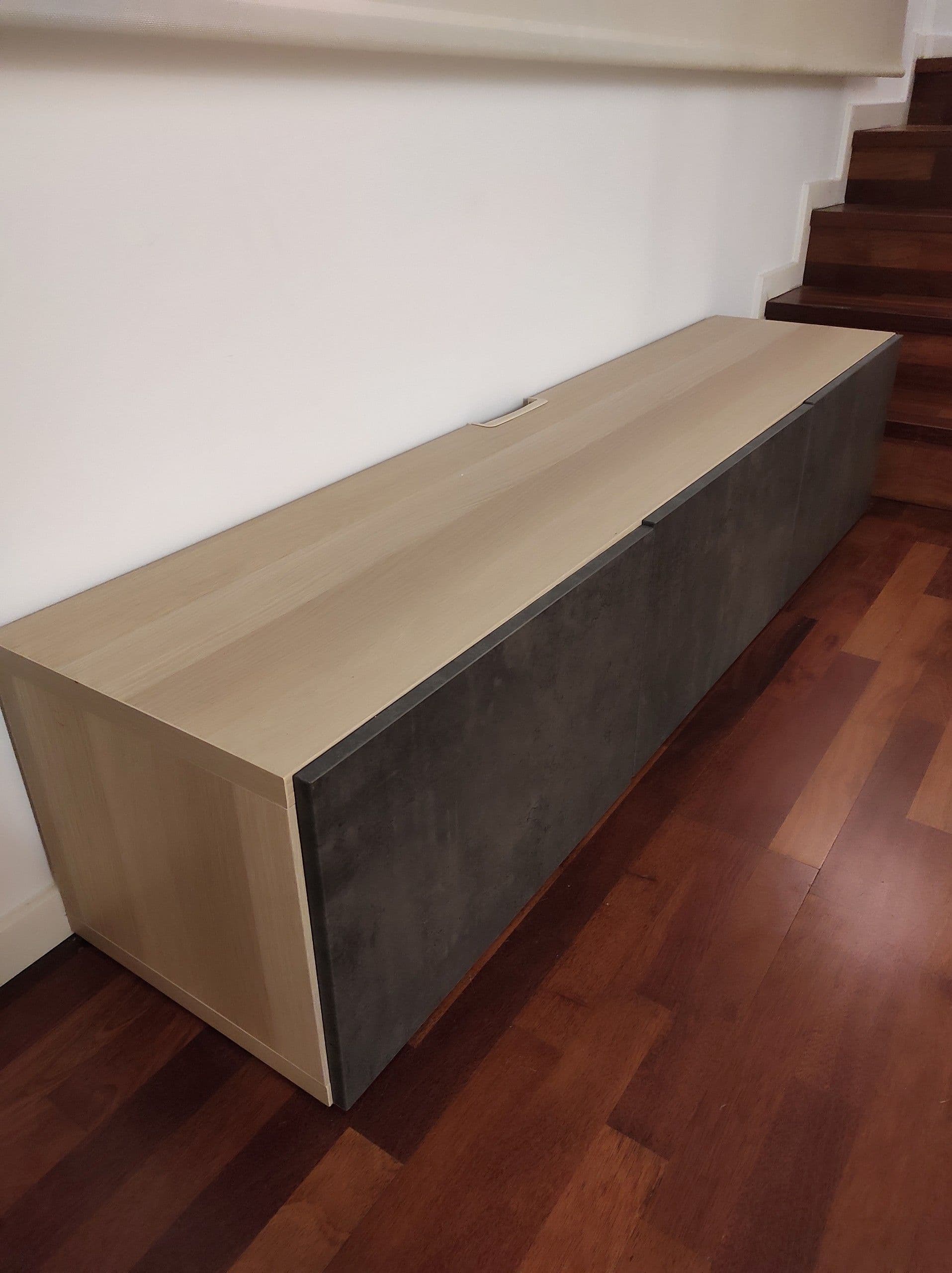 BESTÅ moble de TV amb portes, efecte roure tenyit blanc/Krukmakare beix, 180x42x38 cm