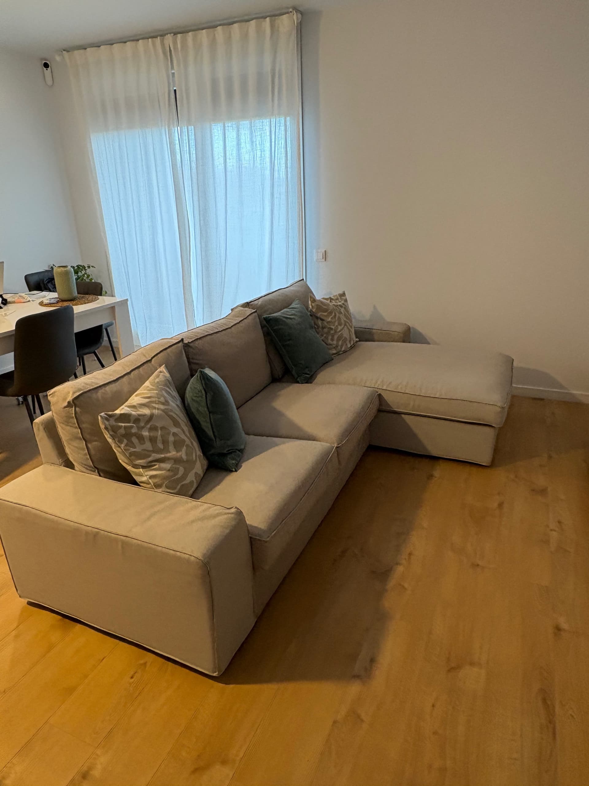 KIVIK sofà de 3 places amb chaise longue, Tibbleby beix/gris
