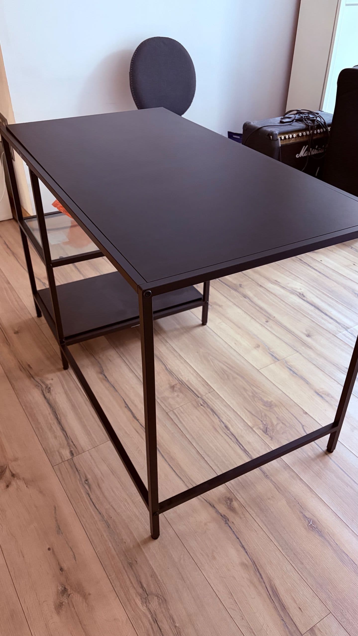 VITTSJÖ escritorio, negro-marrón/vidrio, 110x60 cm
