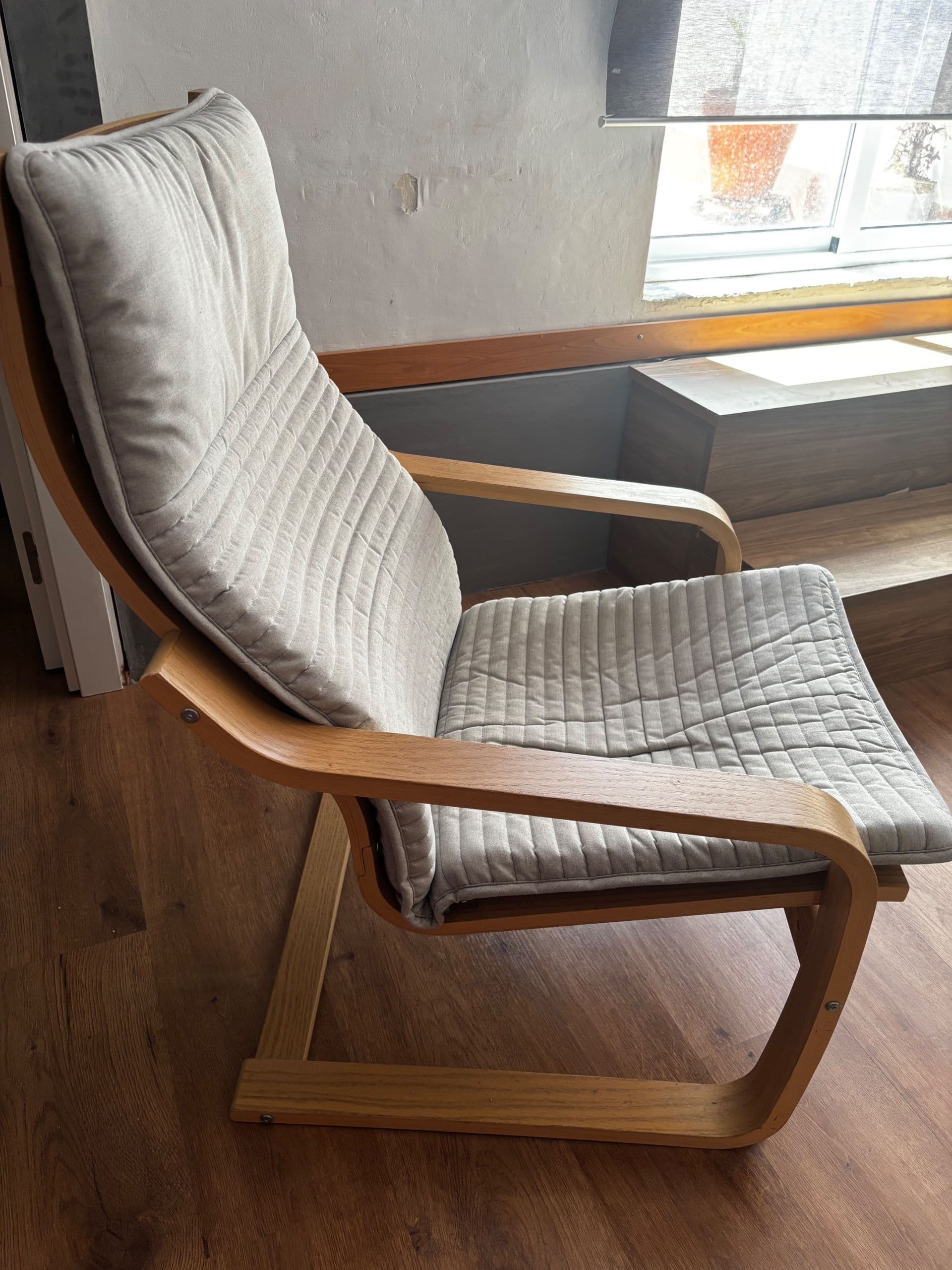 POÄNG butaca, fullola roure tint blanc/Knisa beix clar