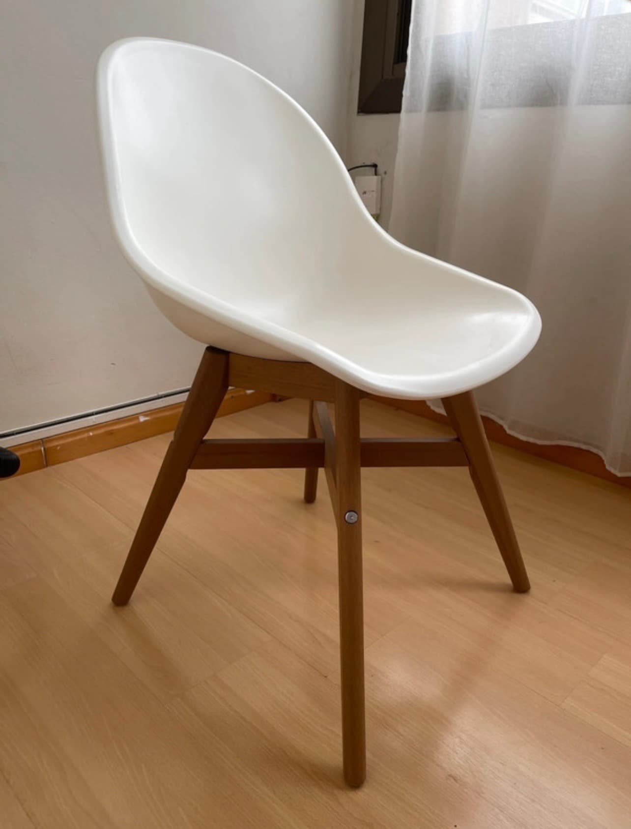 NÄSINGE / NÄSINGE taula i 4 cadires, blanc/blanc Tibbleby beix gris, 130x80 cm