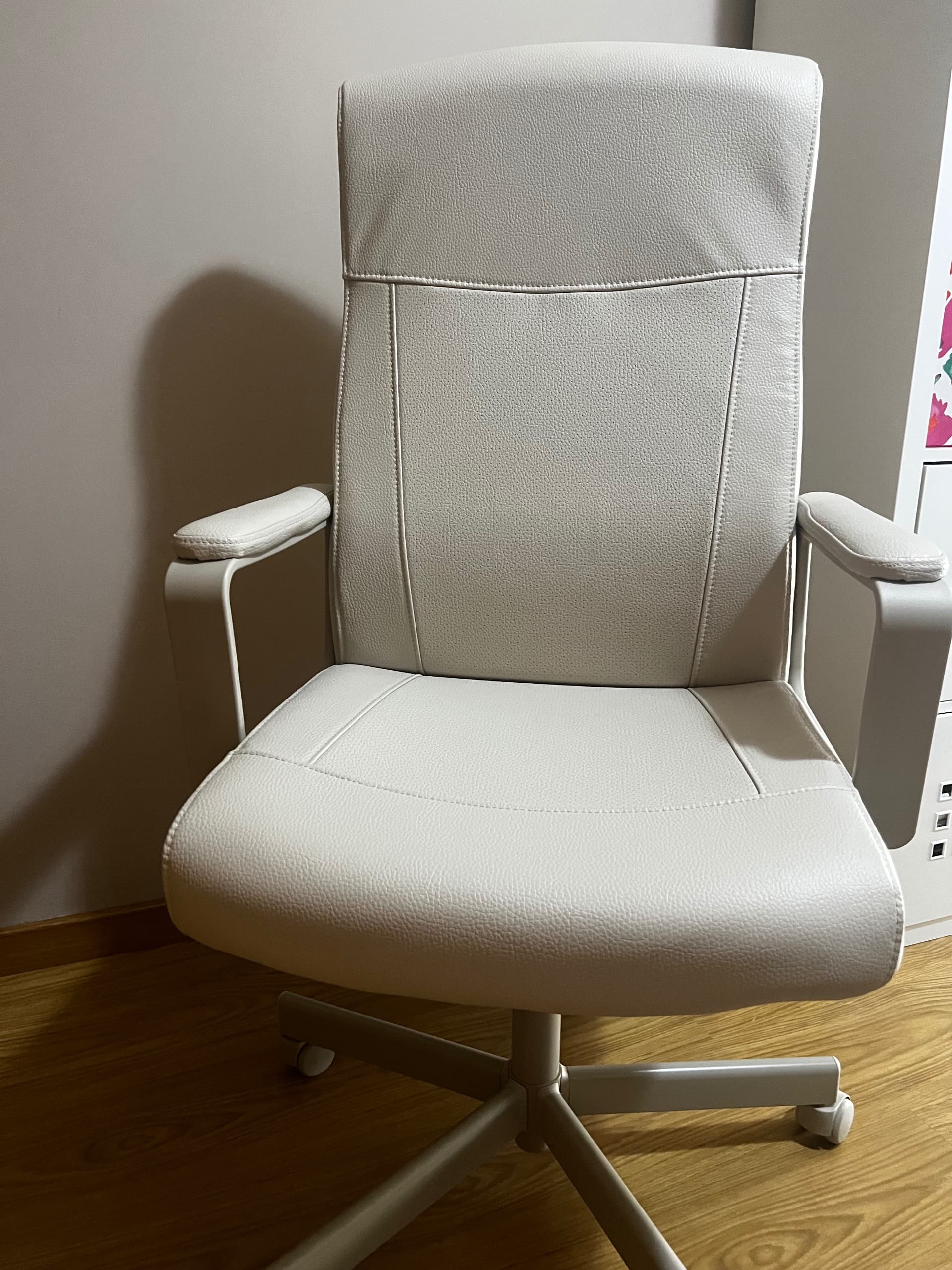 MILLBERGET silla giratoria, Murum beige