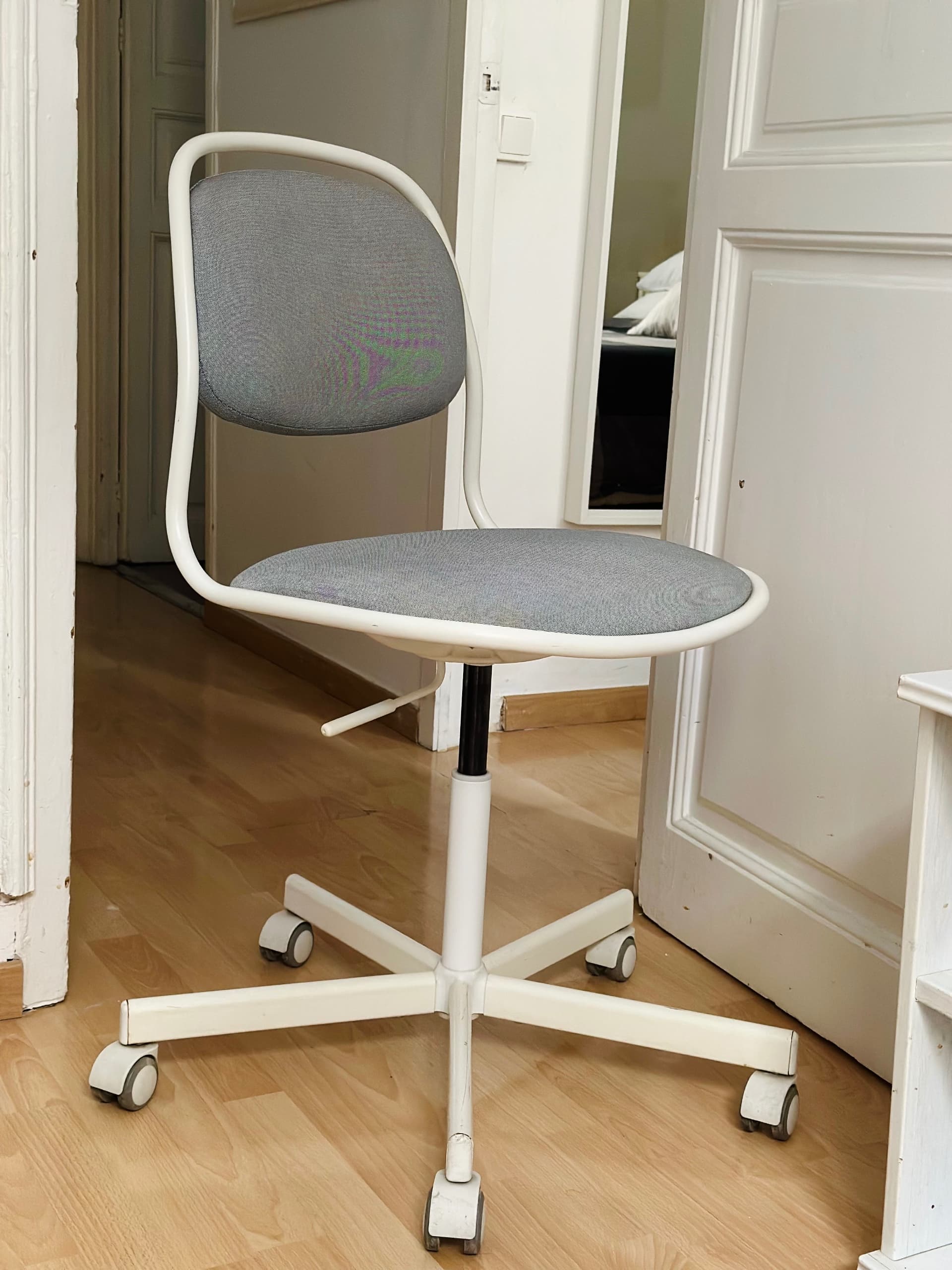 ÖRFJÄLL silla giratoria, blanco/Vissle gris claro