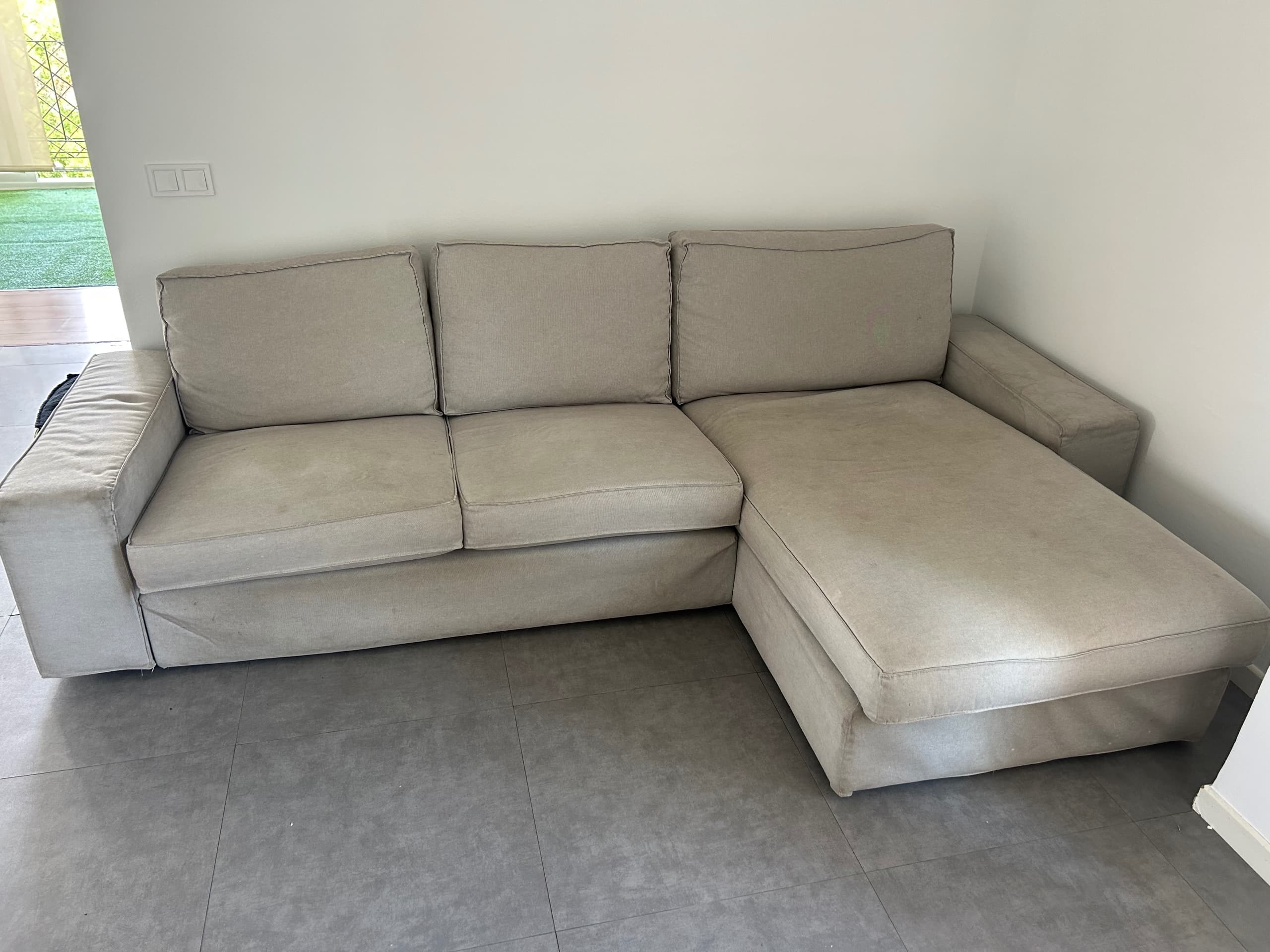 KIVIK sofà de 3 places amb chaise longue, Tibbleby beix/gris
