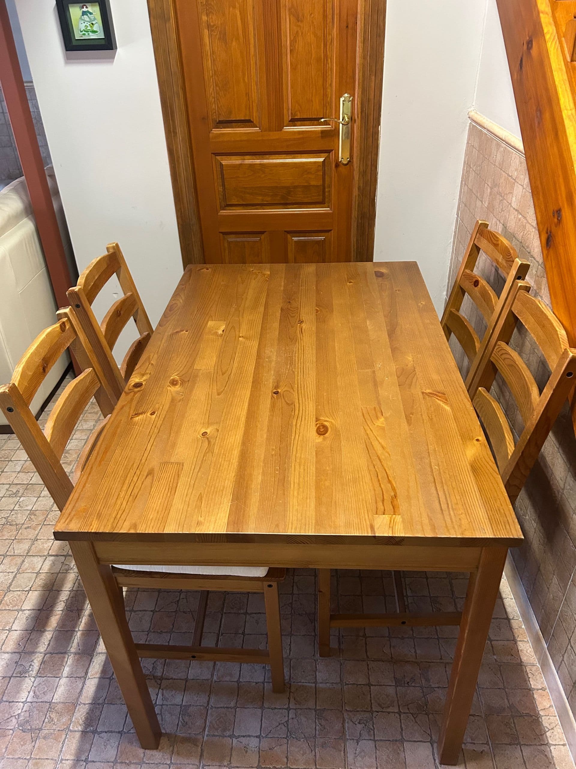 HÄGERNÄS taula i 4 cadires, tint envellit Pi pinyer