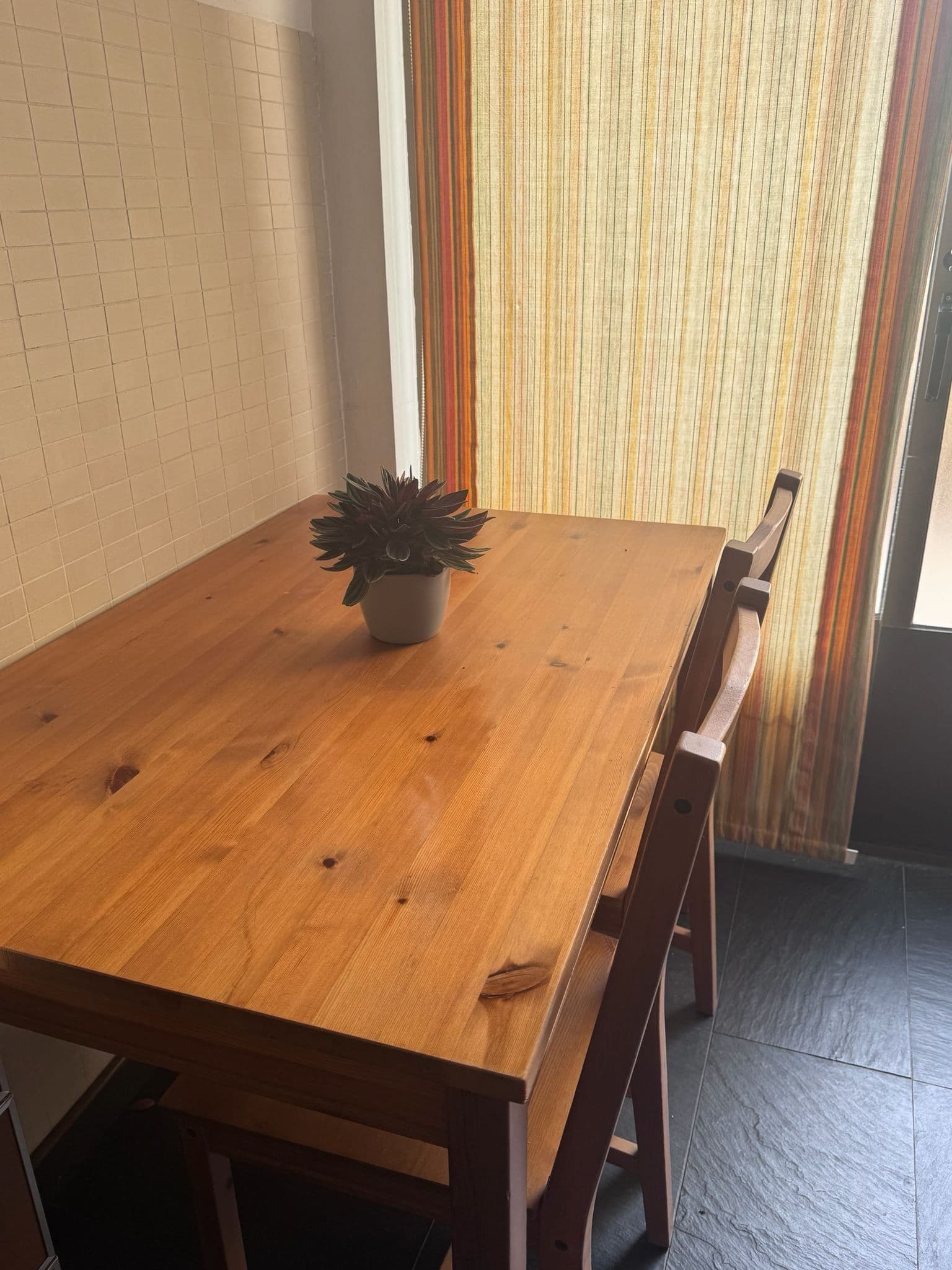 Conjuntos de mesa y 4 sillas