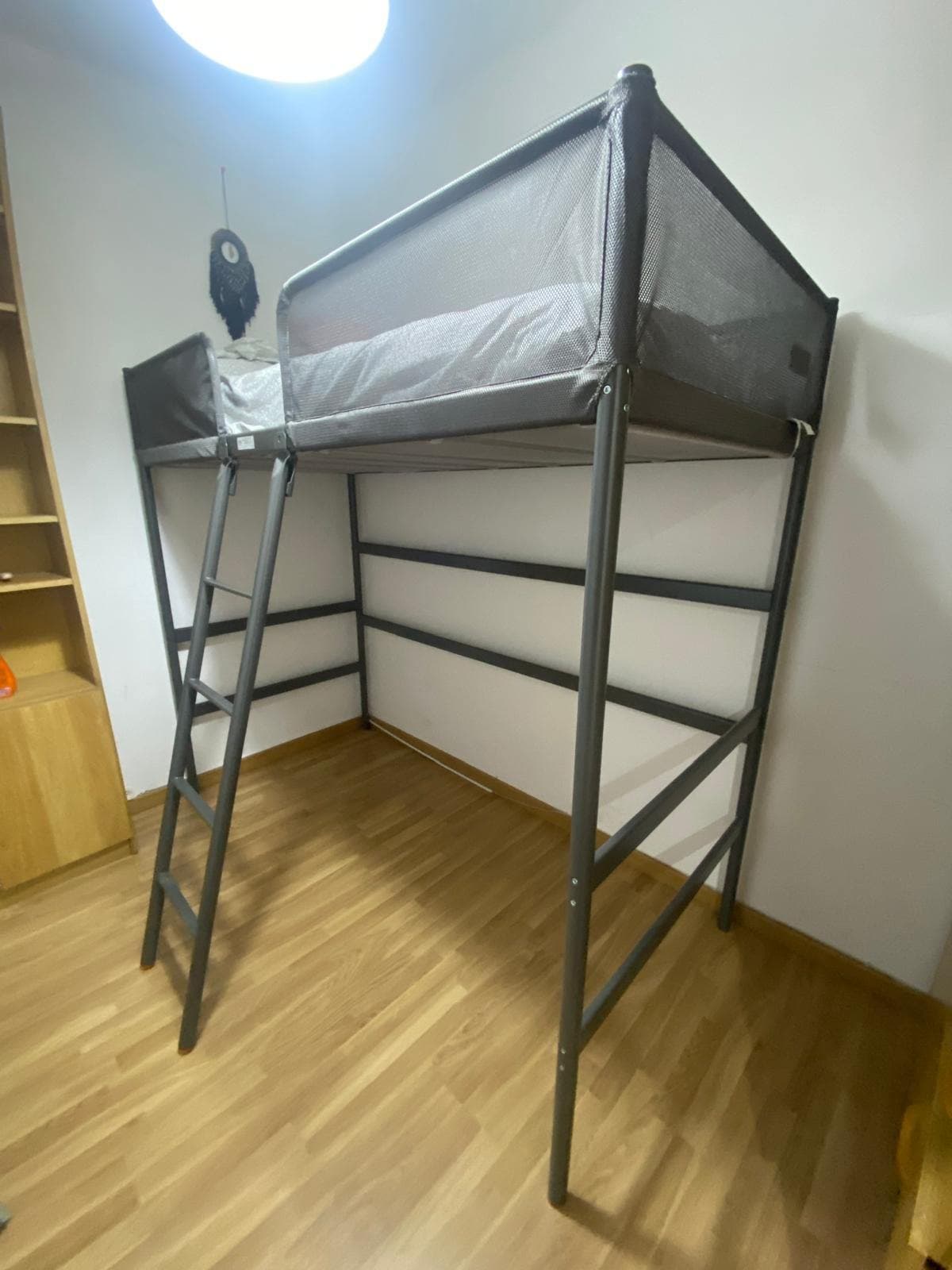 TUFFING estructura de llit alt, gris fosc, 90x200 cm