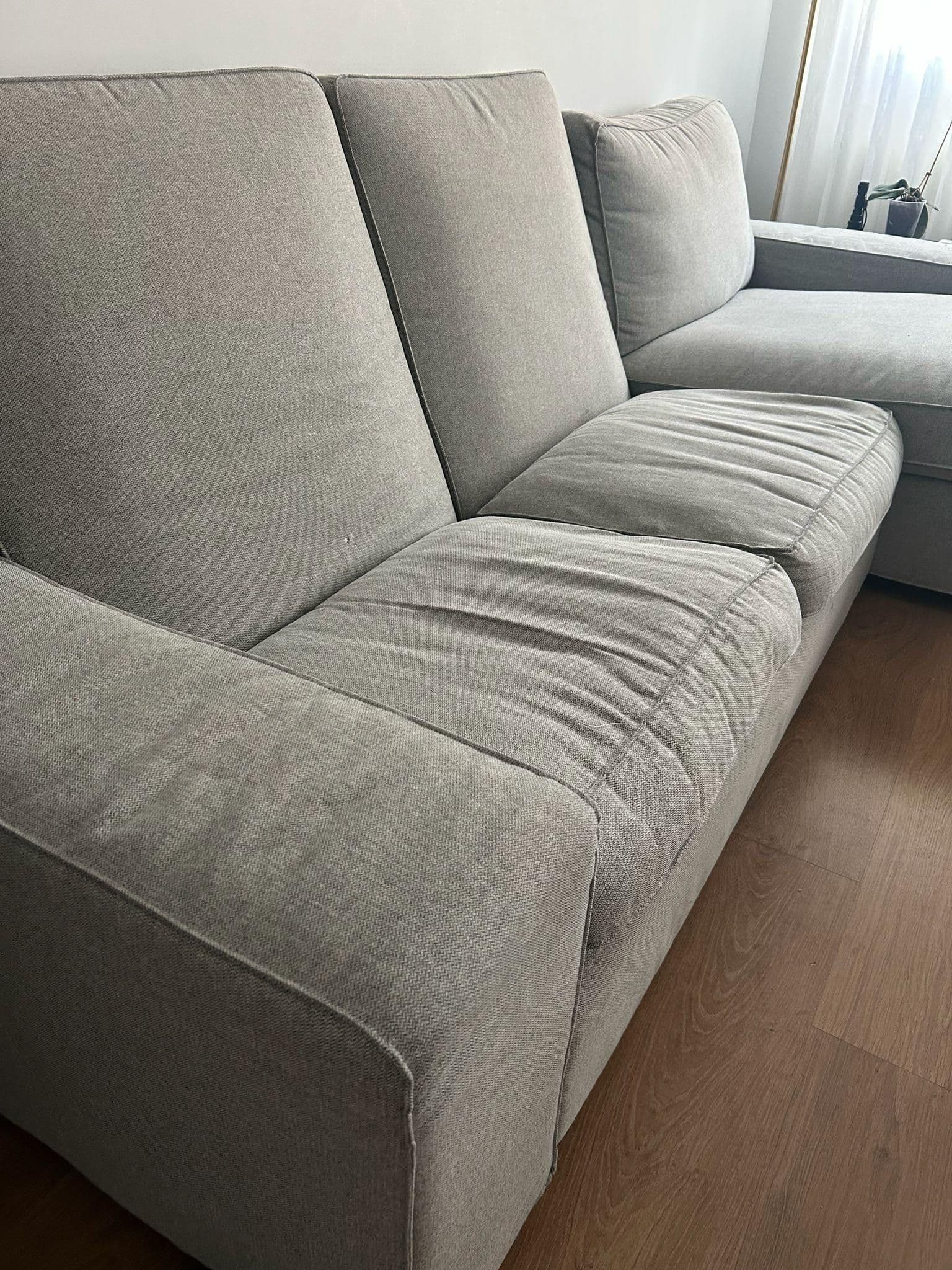 KIVIK sofà de 3 places amb chaise longue, Tibbleby beix/gris