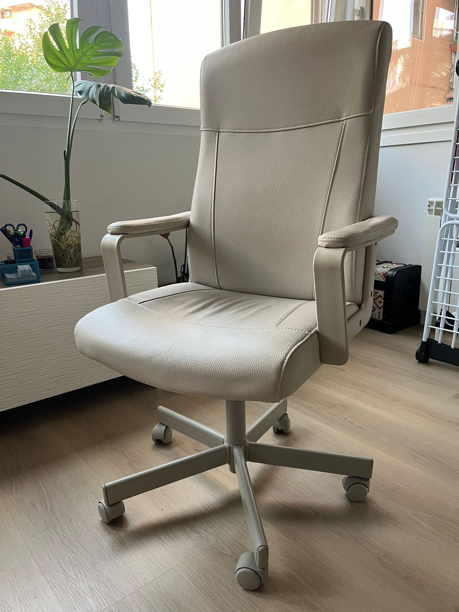 MILLBERGET silla giratoria, Murum beige