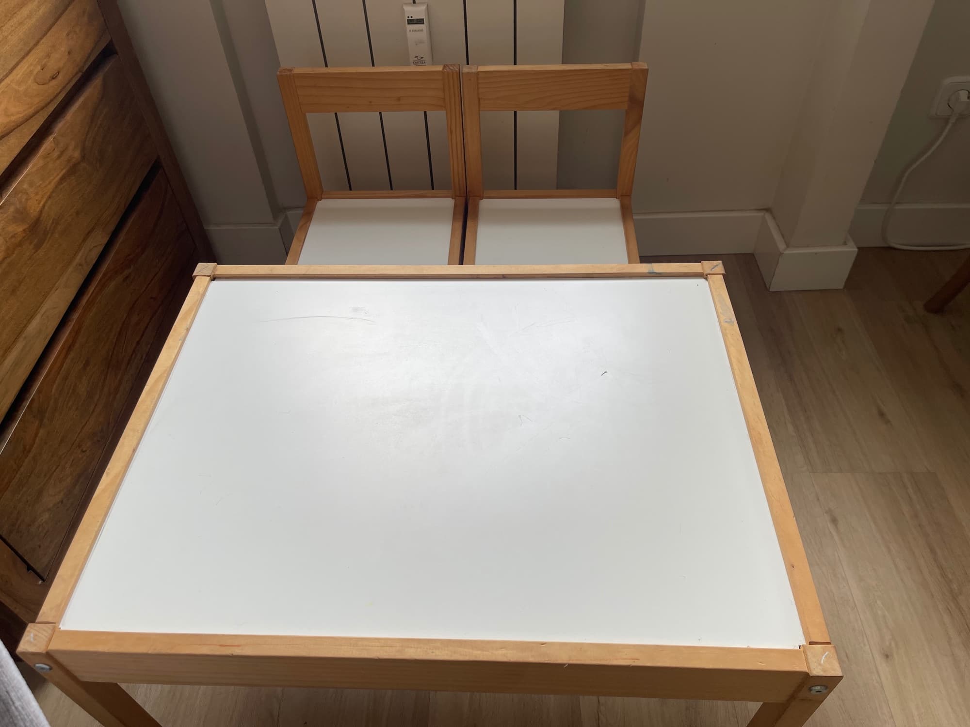 LÄTT mesa para nenos con 2 cadeiras, branco/piñeiro