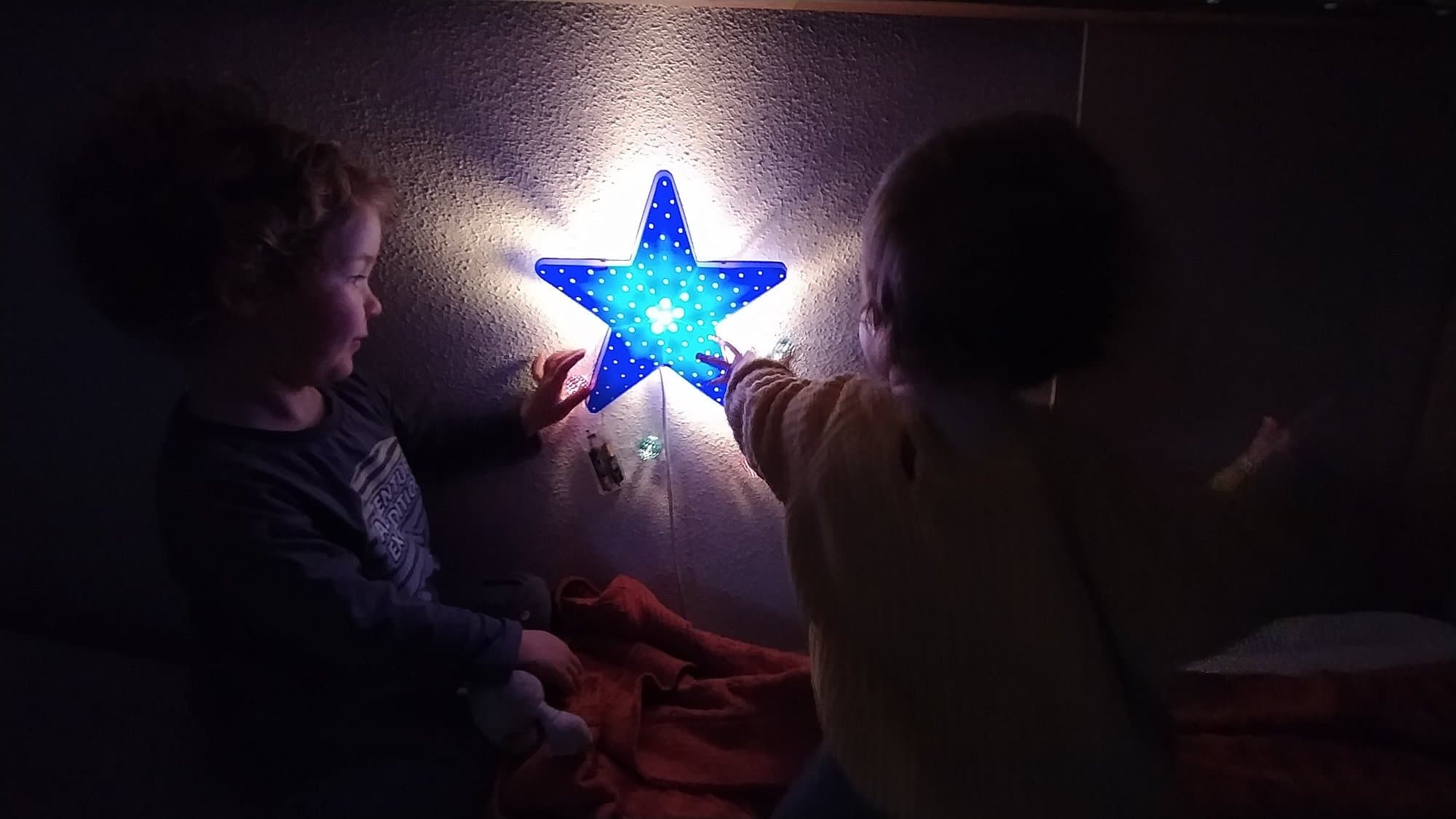 SMILA STJÄRNA lámpada de parede, azul