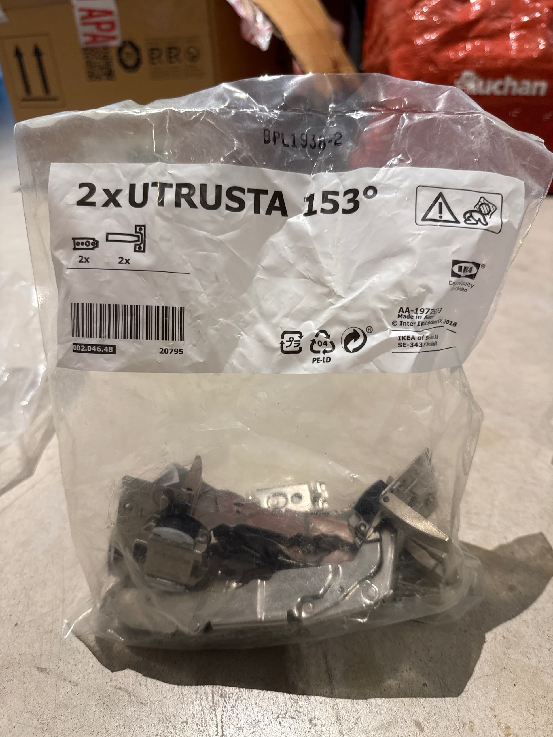 UTRUSTA hinge w b-in damper for kitchen, 153 °