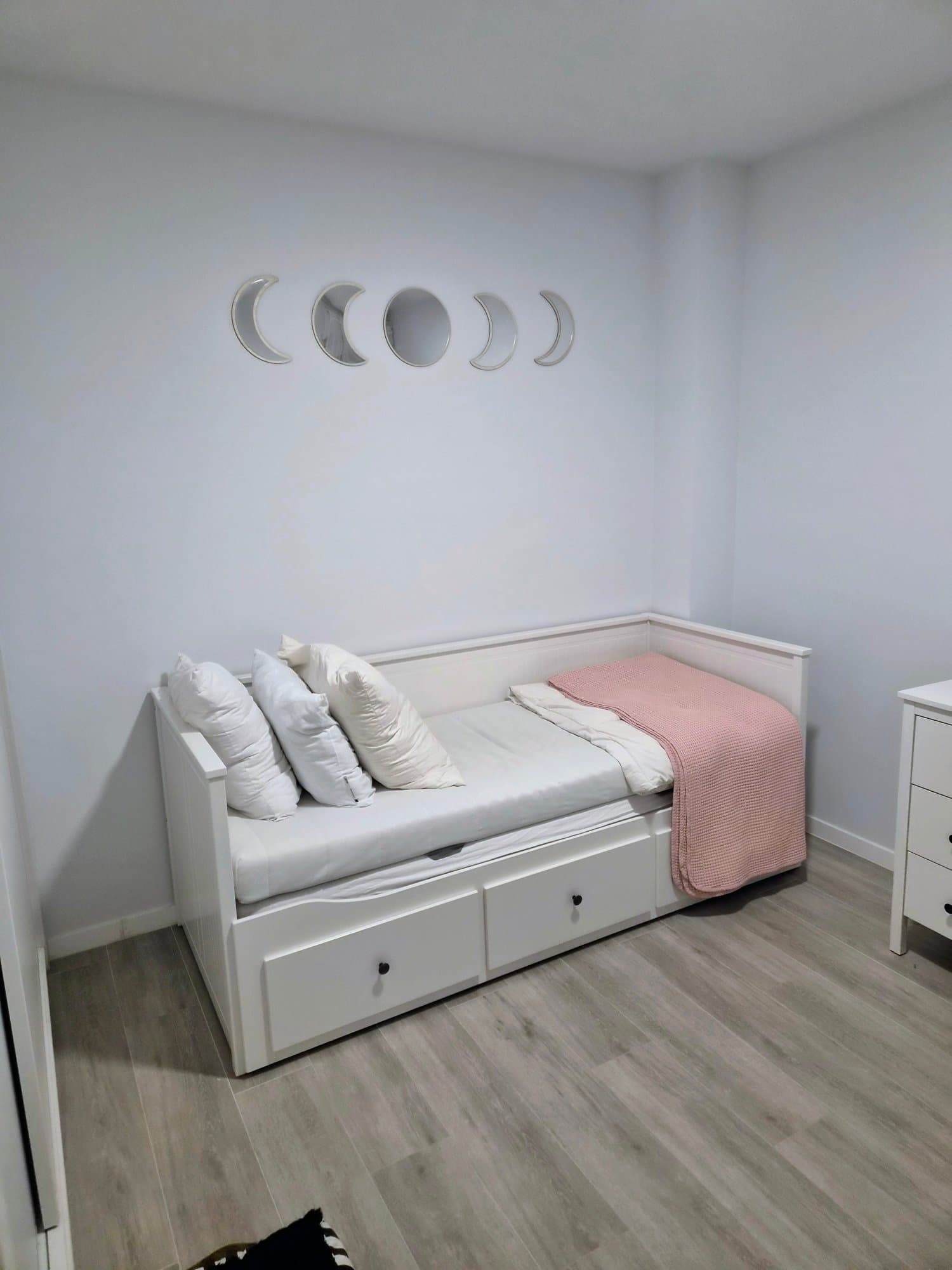 HEMNES 3 tirad eta 2 lastairn dibana, zuria/Åsvang sendoa