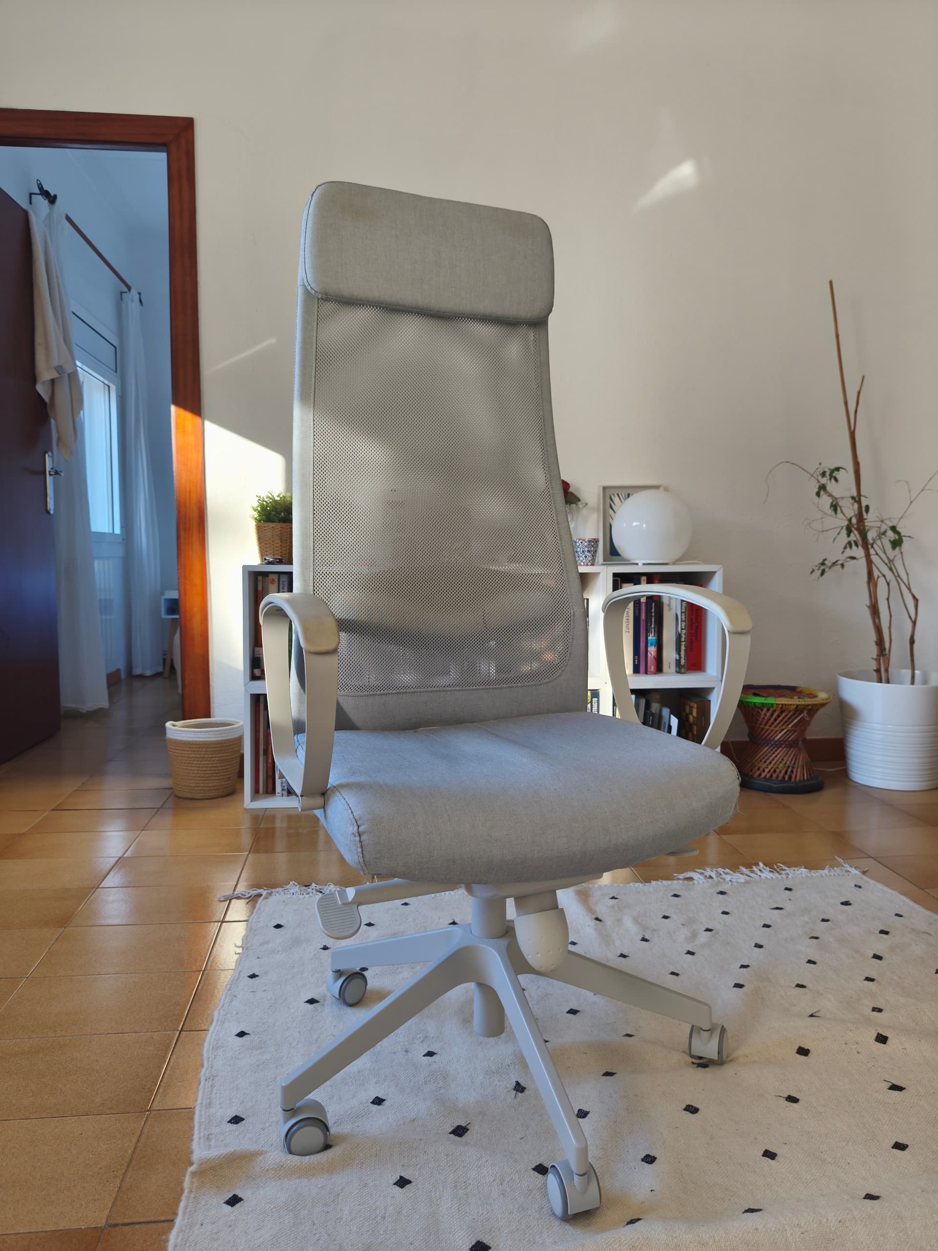 MARKUS office chair, Vissle light grey, Medium