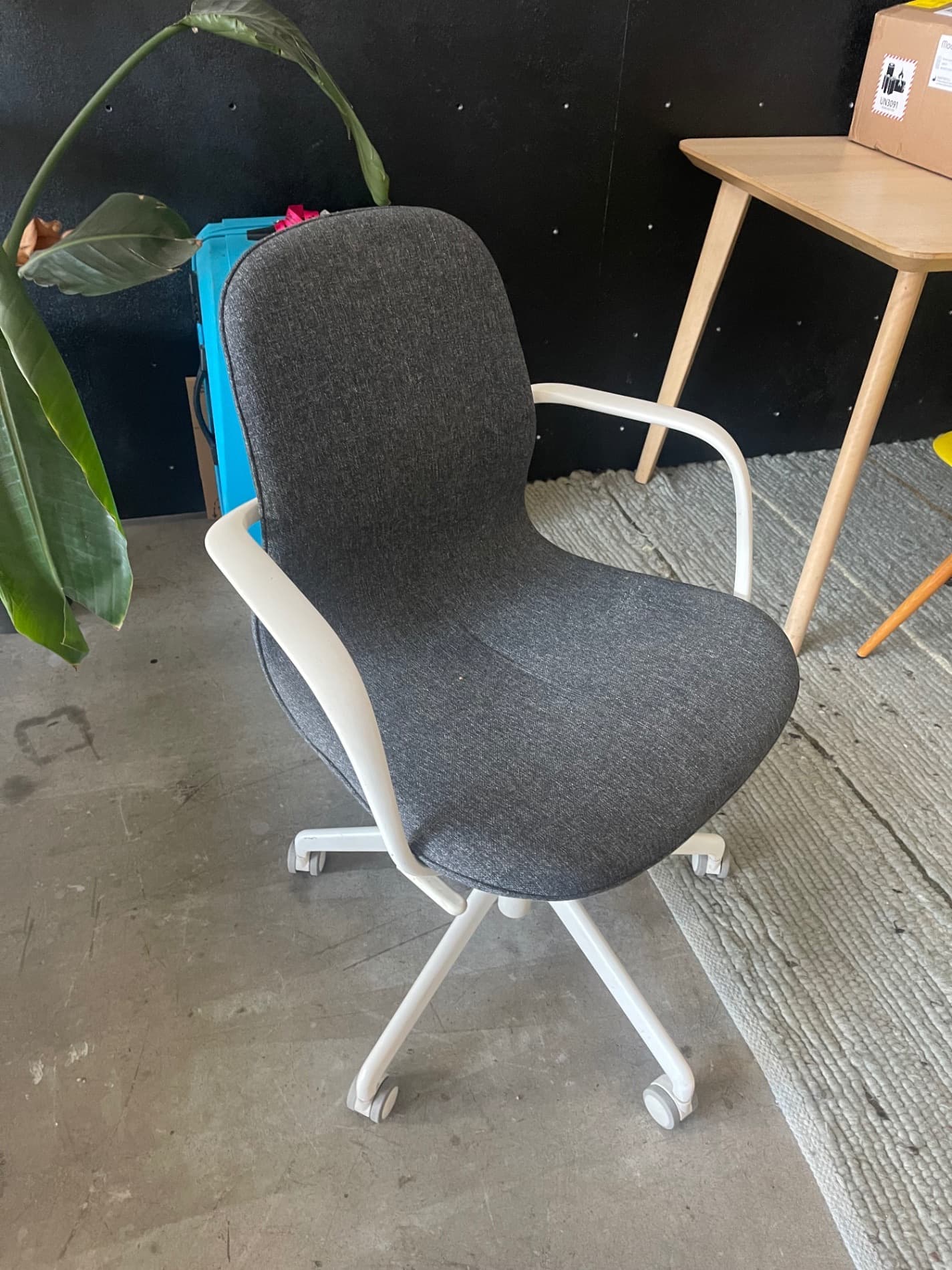 LÅNGFJÄLL conference chair with armrests, Gunnared dark grey/white