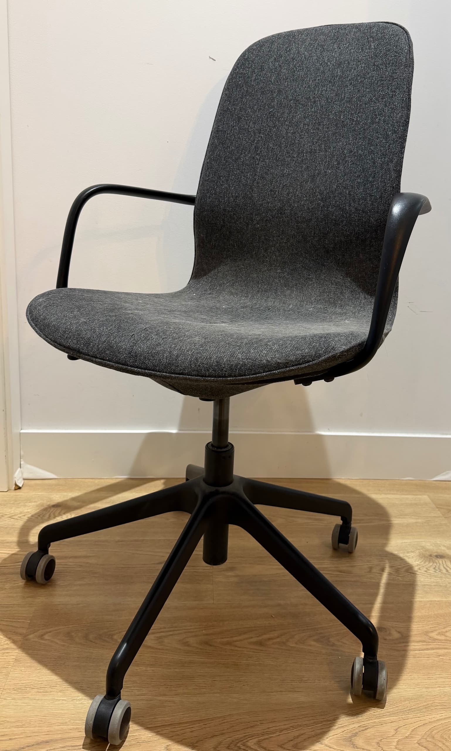 LÅNGFJÄLL conference chair with armrests, Gunnared dark grey/black