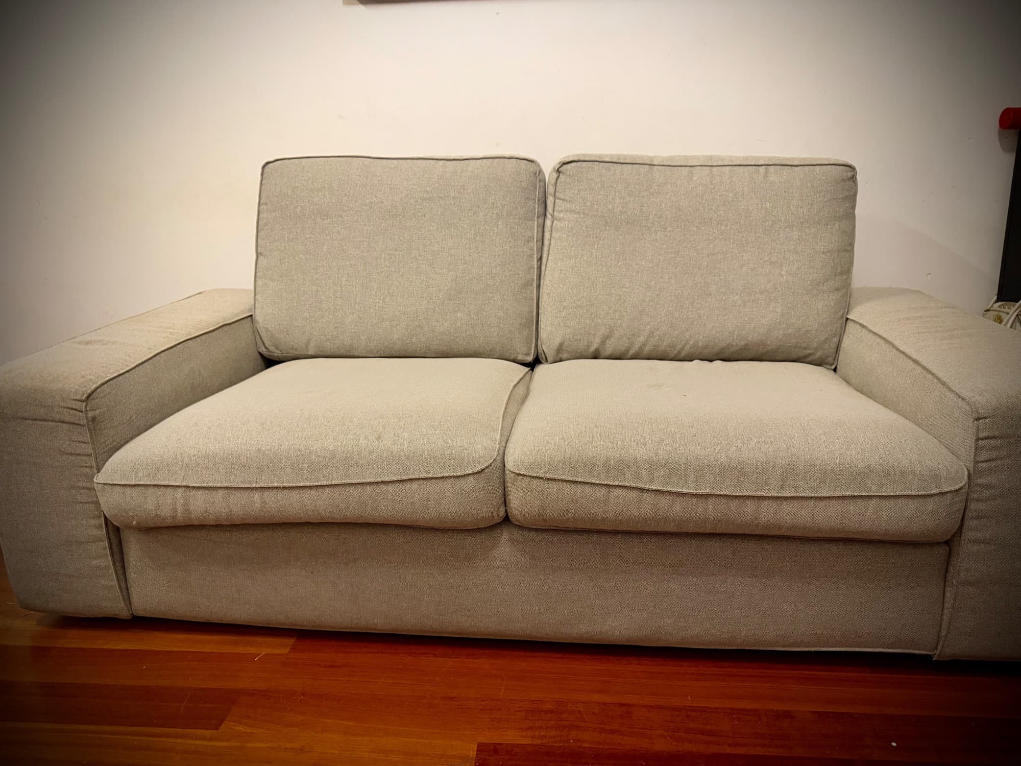 KIVIK 2 eserlekuko sofa, Tibbleby beis/gris